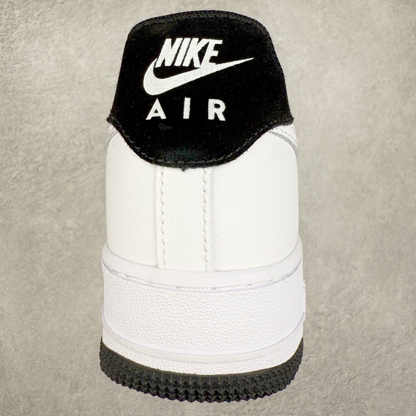 图片[8]-＃XT纯原 NK Air Force 1´07 Low 空军一号低帮百搭休闲运动板鞋 HM9483-101 顶级批次 2022全新楦头鞋型 鱼鳞大底 历时开发三个月 清洁度完美 二维码鞋标 内置芯片及solo气垫 大底高度及其弧度依照正品 钢印 logo刺绣 鞋口弧度 鞋头长度 鞋面冲孔 鞋垫背胶及钢印 完美鞋型对比正品 每一处都是细节满满 柔软、弹性十足的缓震性能和出色的中底设计 横跨复古与现代的外型结合 造就出风靡全球 三十多年的Force 1 直到今天还深受青睐 实拍调校N版已经零色差零失真 百分百还原实物色彩所见即所得 不存在货不对板色差等低级问题 选购参考实物拍摄 不混卖不参货 只用心做好货严格选品 承诺混一赔十 尺码：36 36.5 37.5 38 38.5 39 40 40.5 41 42 42.5 43 44 44.5 45-选品中心