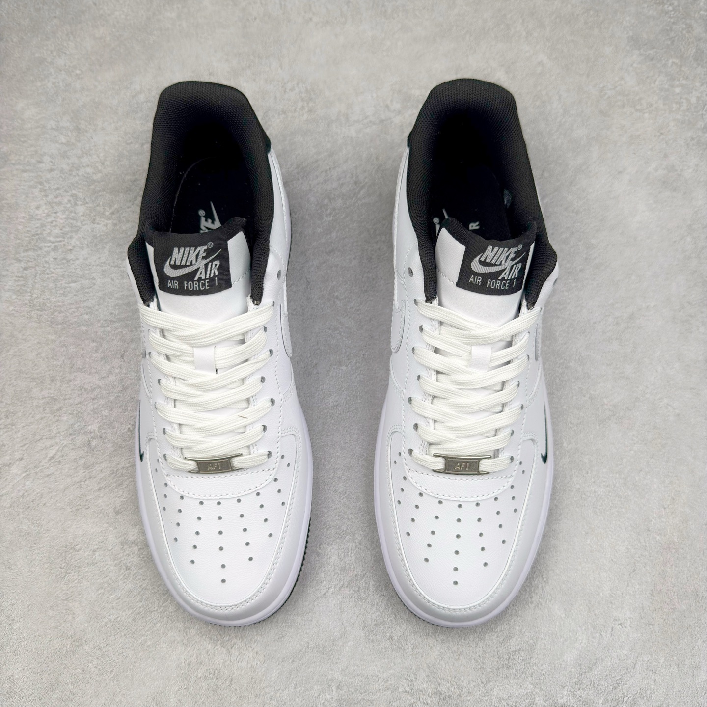 图片[2]-＃XT纯原 NK Air Force 1´07 Low 空军一号低帮百搭休闲运动板鞋 HM9483-101 顶级批次 2022全新楦头鞋型 鱼鳞大底 历时开发三个月 清洁度完美 二维码鞋标 内置芯片及solo气垫 大底高度及其弧度依照正品 钢印 logo刺绣 鞋口弧度 鞋头长度 鞋面冲孔 鞋垫背胶及钢印 完美鞋型对比正品 每一处都是细节满满 柔软、弹性十足的缓震性能和出色的中底设计 横跨复古与现代的外型结合 造就出风靡全球 三十多年的Force 1 直到今天还深受青睐 实拍调校N版已经零色差零失真 百分百还原实物色彩所见即所得 不存在货不对板色差等低级问题 选购参考实物拍摄 不混卖不参货 只用心做好货严格选品 承诺混一赔十 尺码：36 36.5 37.5 38 38.5 39 40 40.5 41 42 42.5 43 44 44.5 45-选品中心