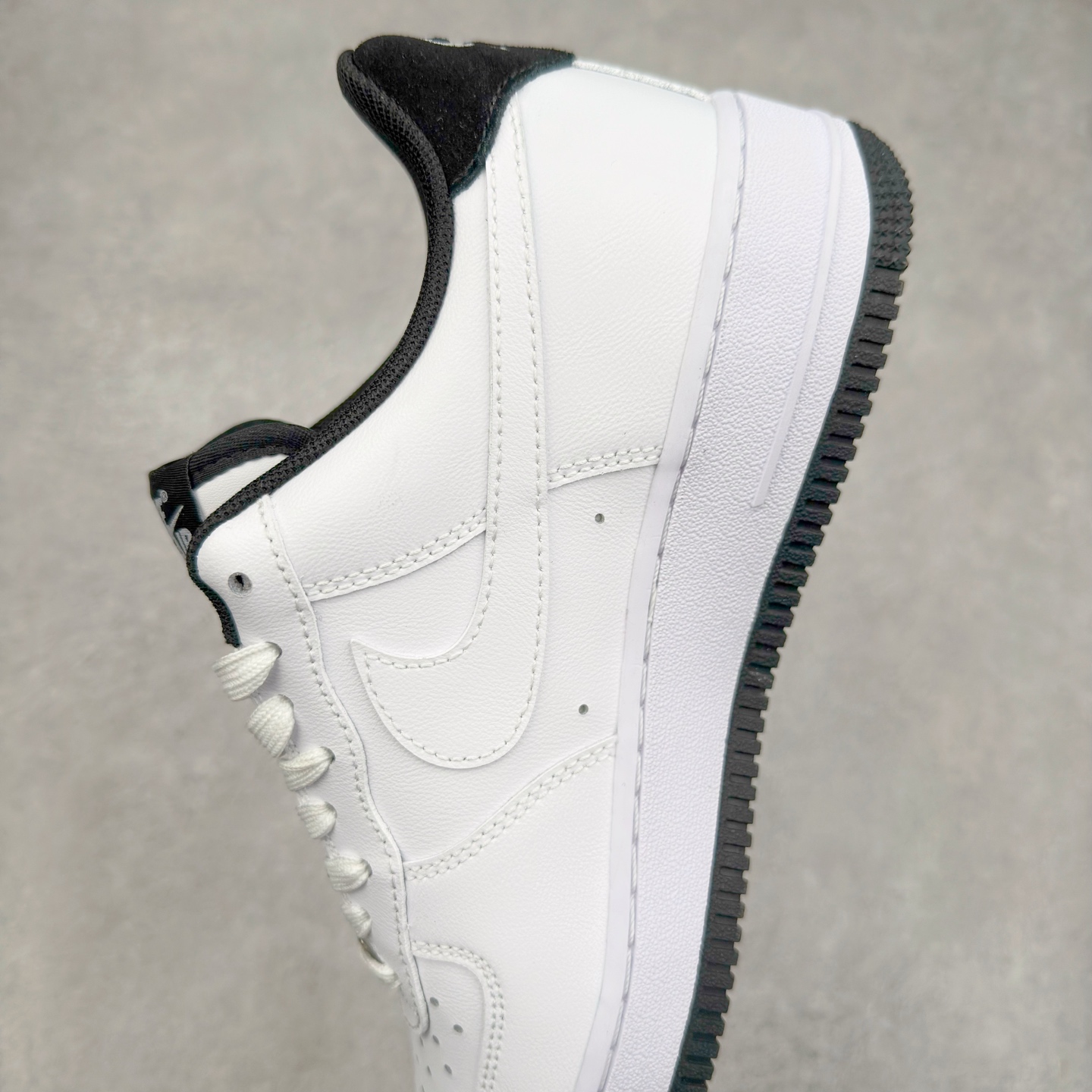 图片[7]-＃XT纯原 NK Air Force 1´07 Low 空军一号低帮百搭休闲运动板鞋 HM9483-101 顶级批次 2022全新楦头鞋型 鱼鳞大底 历时开发三个月 清洁度完美 二维码鞋标 内置芯片及solo气垫 大底高度及其弧度依照正品 钢印 logo刺绣 鞋口弧度 鞋头长度 鞋面冲孔 鞋垫背胶及钢印 完美鞋型对比正品 每一处都是细节满满 柔软、弹性十足的缓震性能和出色的中底设计 横跨复古与现代的外型结合 造就出风靡全球 三十多年的Force 1 直到今天还深受青睐 实拍调校N版已经零色差零失真 百分百还原实物色彩所见即所得 不存在货不对板色差等低级问题 选购参考实物拍摄 不混卖不参货 只用心做好货严格选品 承诺混一赔十 尺码：36 36.5 37.5 38 38.5 39 40 40.5 41 42 42.5 43 44 44.5 45-选品中心