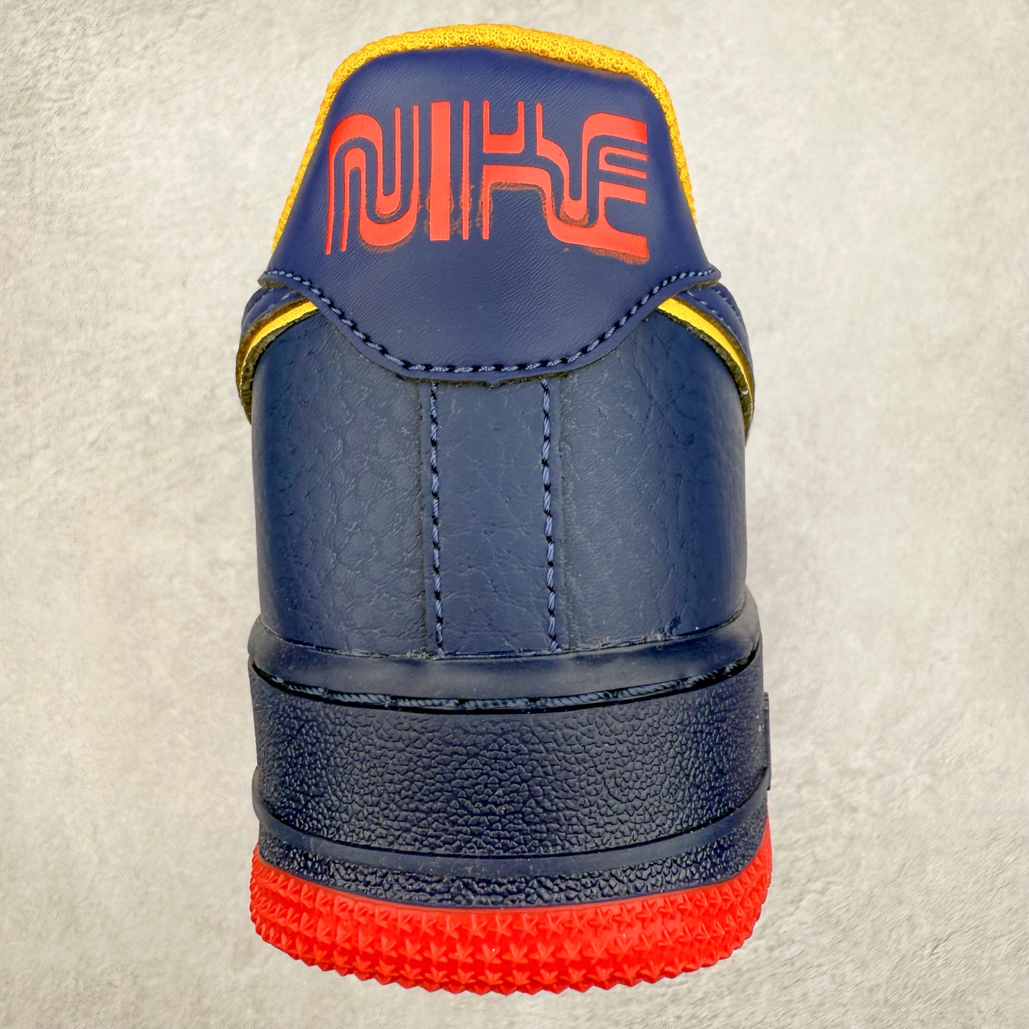 图片[8]-＃XT纯原 NK Air Force 1´07 Low 空军一号低帮百搭休闲运动板鞋 HV5752-410 顶级批次 2022全新楦头鞋型 鱼鳞大底 历时开发三个月 清洁度完美 二维码鞋标 内置芯片及solo气垫 大底高度及其弧度依照正品 钢印 logo刺绣 鞋口弧度 鞋头长度 鞋面冲孔 鞋垫背胶及钢印 完美鞋型对比正品 每一处都是细节满满 柔软、弹性十足的缓震性能和出色的中底设计 横跨复古与现代的外型结合 造就出风靡全球 三十多年的Force 1 直到今天还深受青睐 实拍调校N版已经零色差零失真 百分百还原实物色彩所见即所得 不存在货不对板色差等低级问题 选购参考实物拍摄 不混卖不参货 只用心做好货严格选品 承诺混一赔十 尺码：36 36.5 37.5 38 38.5 39 40 40.5 41 42 42.5 43 44 44.5 45-选品中心