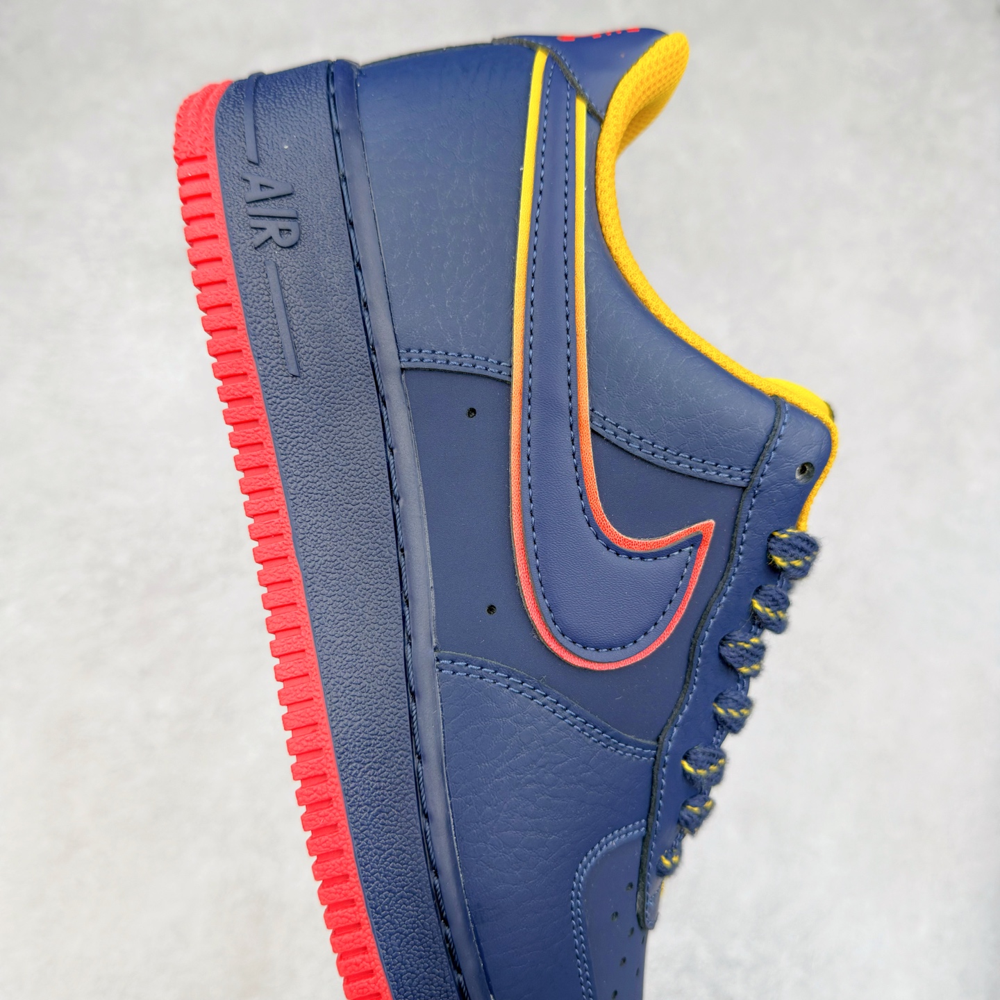 图片[6]-＃XT纯原 NK Air Force 1´07 Low 空军一号低帮百搭休闲运动板鞋 HV5752-410 顶级批次 2022全新楦头鞋型 鱼鳞大底 历时开发三个月 清洁度完美 二维码鞋标 内置芯片及solo气垫 大底高度及其弧度依照正品 钢印 logo刺绣 鞋口弧度 鞋头长度 鞋面冲孔 鞋垫背胶及钢印 完美鞋型对比正品 每一处都是细节满满 柔软、弹性十足的缓震性能和出色的中底设计 横跨复古与现代的外型结合 造就出风靡全球 三十多年的Force 1 直到今天还深受青睐 实拍调校N版已经零色差零失真 百分百还原实物色彩所见即所得 不存在货不对板色差等低级问题 选购参考实物拍摄 不混卖不参货 只用心做好货严格选品 承诺混一赔十 尺码：36 36.5 37.5 38 38.5 39 40 40.5 41 42 42.5 43 44 44.5 45-选品中心