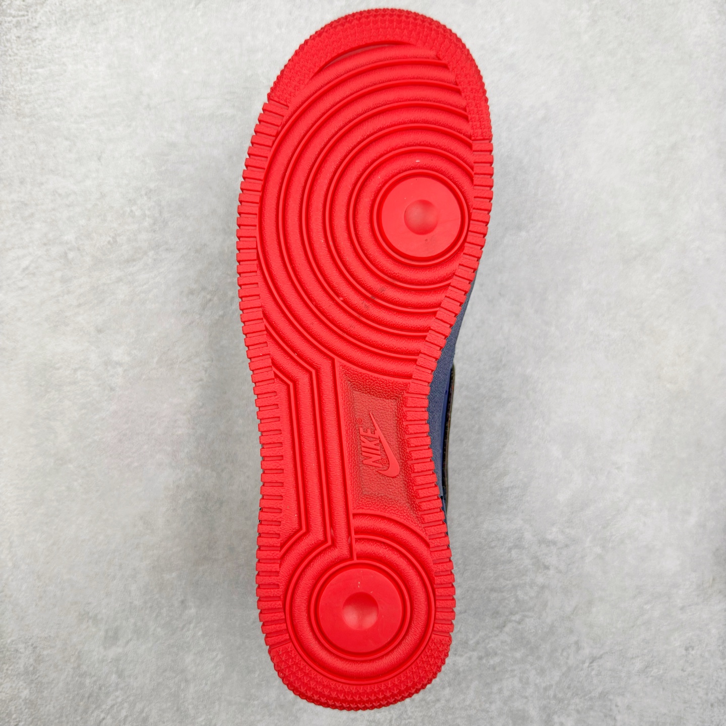 图片[9]-＃XT纯原 NK Air Force 1´07 Low 空军一号低帮百搭休闲运动板鞋 HV5752-410 顶级批次 2022全新楦头鞋型 鱼鳞大底 历时开发三个月 清洁度完美 二维码鞋标 内置芯片及solo气垫 大底高度及其弧度依照正品 钢印 logo刺绣 鞋口弧度 鞋头长度 鞋面冲孔 鞋垫背胶及钢印 完美鞋型对比正品 每一处都是细节满满 柔软、弹性十足的缓震性能和出色的中底设计 横跨复古与现代的外型结合 造就出风靡全球 三十多年的Force 1 直到今天还深受青睐 实拍调校N版已经零色差零失真 百分百还原实物色彩所见即所得 不存在货不对板色差等低级问题 选购参考实物拍摄 不混卖不参货 只用心做好货严格选品 承诺混一赔十 尺码：36 36.5 37.5 38 38.5 39 40 40.5 41 42 42.5 43 44 44.5 45-选品中心