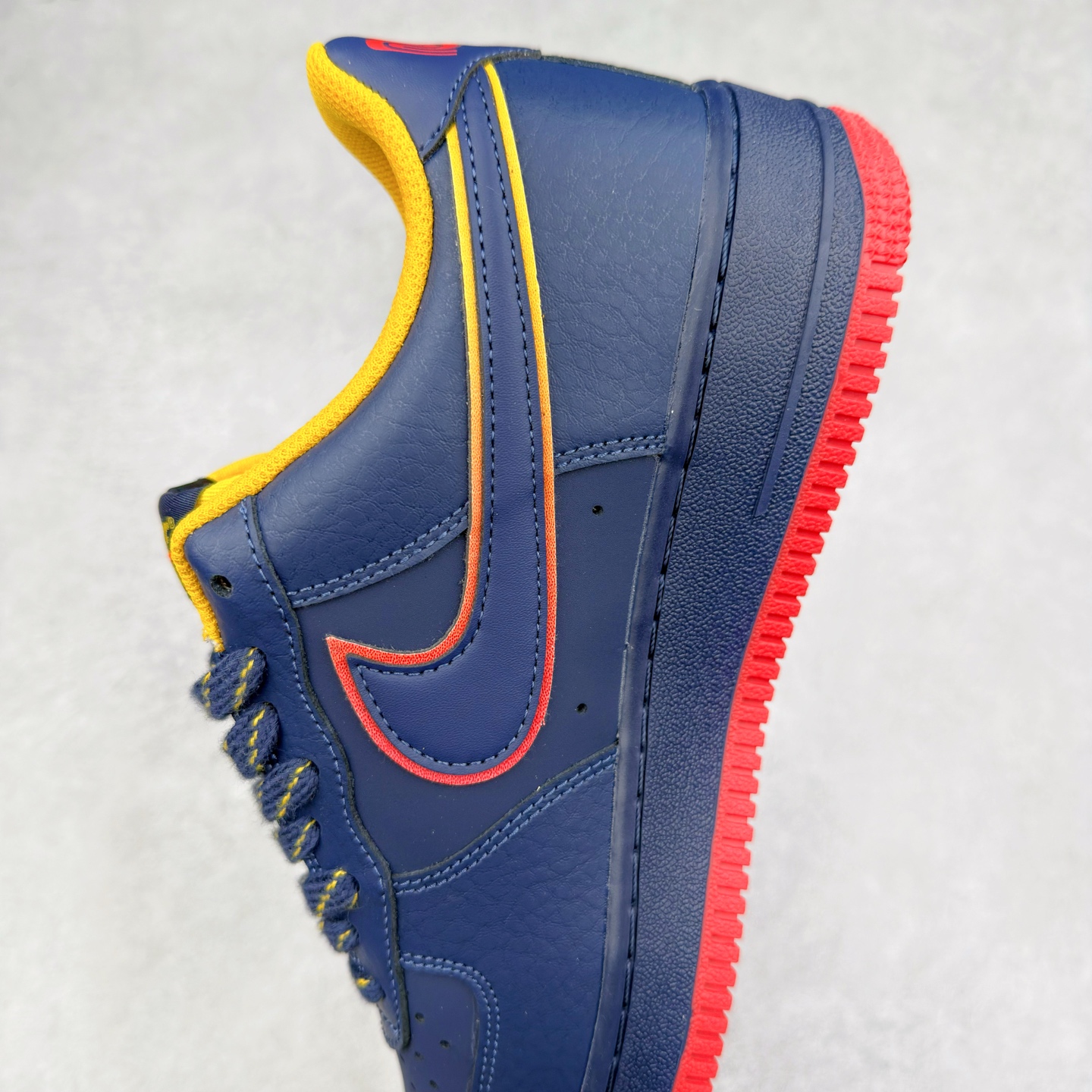 图片[7]-＃XT纯原 NK Air Force 1´07 Low 空军一号低帮百搭休闲运动板鞋 HV5752-410 顶级批次 2022全新楦头鞋型 鱼鳞大底 历时开发三个月 清洁度完美 二维码鞋标 内置芯片及solo气垫 大底高度及其弧度依照正品 钢印 logo刺绣 鞋口弧度 鞋头长度 鞋面冲孔 鞋垫背胶及钢印 完美鞋型对比正品 每一处都是细节满满 柔软、弹性十足的缓震性能和出色的中底设计 横跨复古与现代的外型结合 造就出风靡全球 三十多年的Force 1 直到今天还深受青睐 实拍调校N版已经零色差零失真 百分百还原实物色彩所见即所得 不存在货不对板色差等低级问题 选购参考实物拍摄 不混卖不参货 只用心做好货严格选品 承诺混一赔十 尺码：36 36.5 37.5 38 38.5 39 40 40.5 41 42 42.5 43 44 44.5 45-选品中心