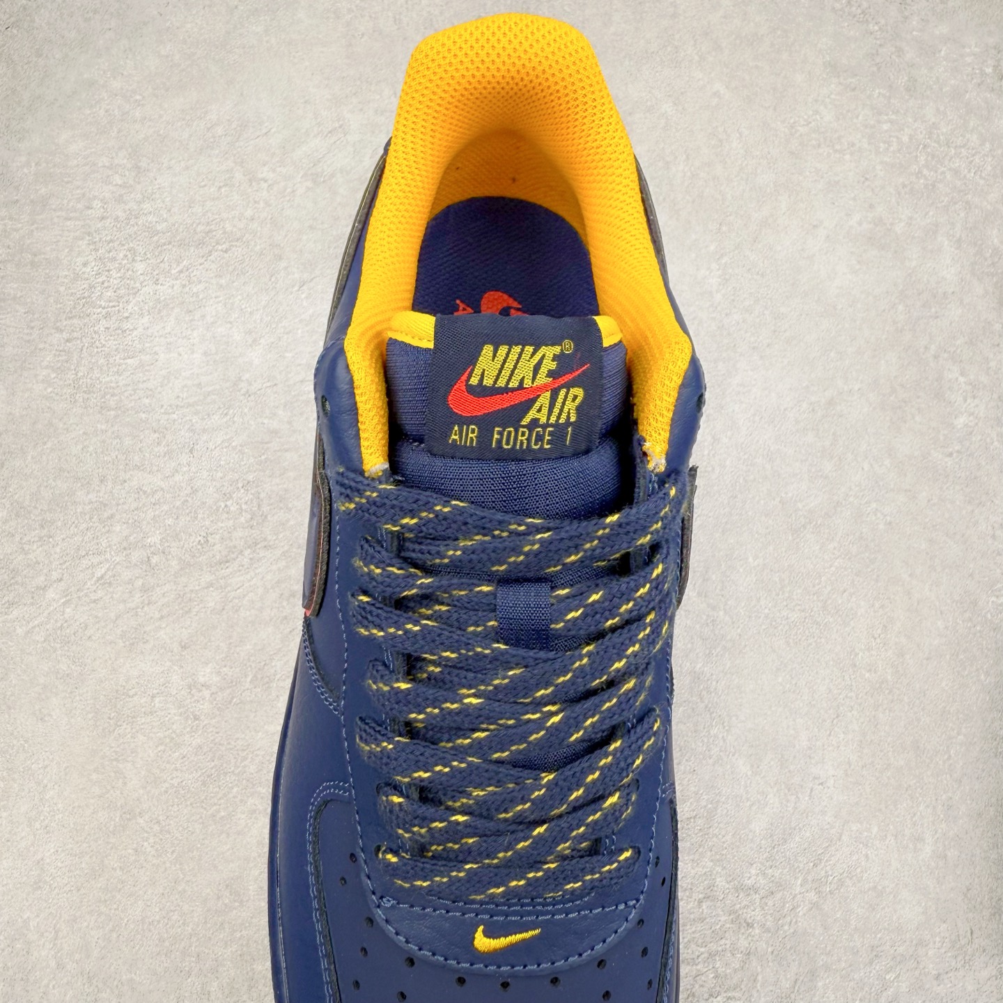 图片[5]-＃XT纯原 NK Air Force 1´07 Low 空军一号低帮百搭休闲运动板鞋 HV5752-410 顶级批次 2022全新楦头鞋型 鱼鳞大底 历时开发三个月 清洁度完美 二维码鞋标 内置芯片及solo气垫 大底高度及其弧度依照正品 钢印 logo刺绣 鞋口弧度 鞋头长度 鞋面冲孔 鞋垫背胶及钢印 完美鞋型对比正品 每一处都是细节满满 柔软、弹性十足的缓震性能和出色的中底设计 横跨复古与现代的外型结合 造就出风靡全球 三十多年的Force 1 直到今天还深受青睐 实拍调校N版已经零色差零失真 百分百还原实物色彩所见即所得 不存在货不对板色差等低级问题 选购参考实物拍摄 不混卖不参货 只用心做好货严格选品 承诺混一赔十 尺码：36 36.5 37.5 38 38.5 39 40 40.5 41 42 42.5 43 44 44.5 45-选品中心