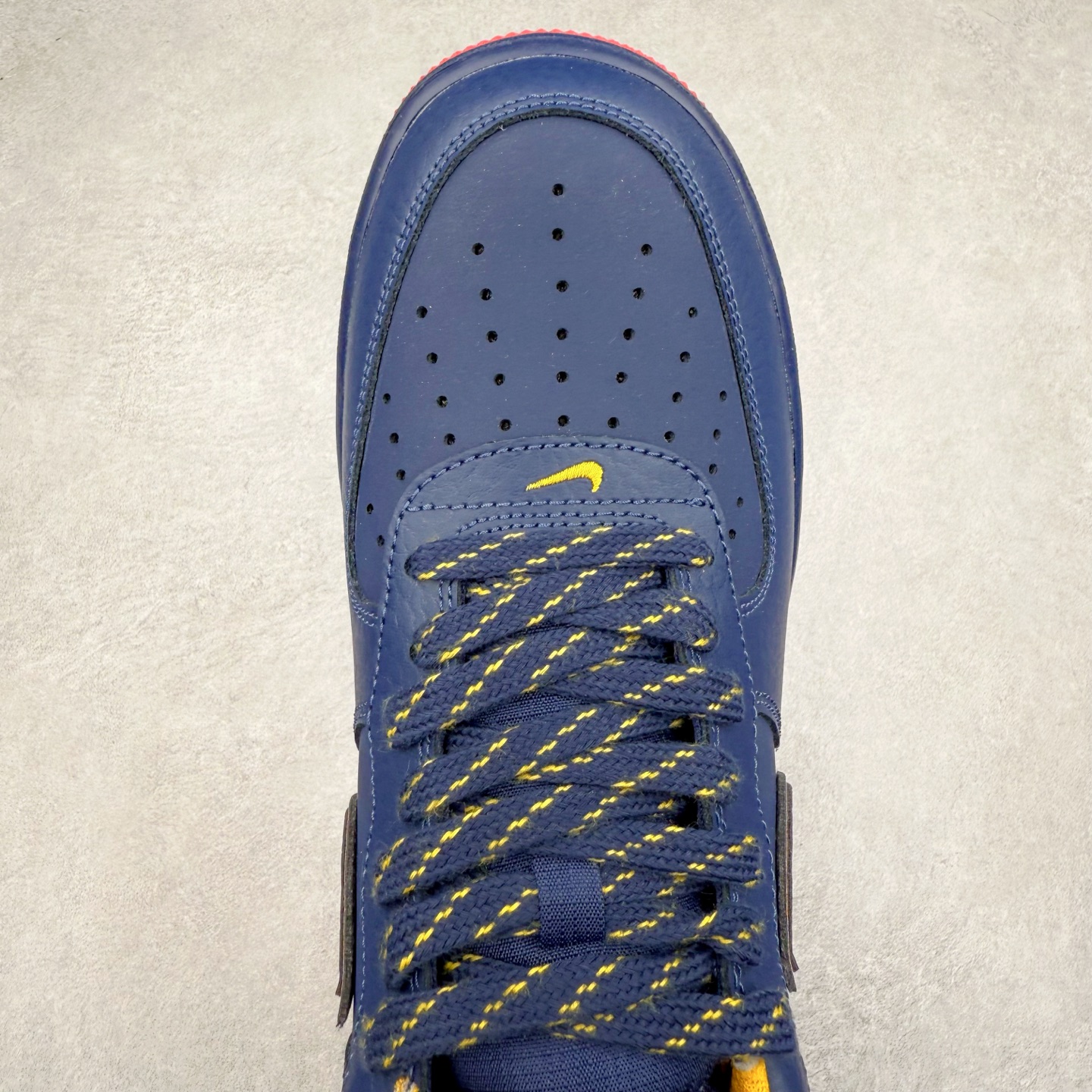 图片[4]-＃XT纯原 NK Air Force 1´07 Low 空军一号低帮百搭休闲运动板鞋 HV5752-410 顶级批次 2022全新楦头鞋型 鱼鳞大底 历时开发三个月 清洁度完美 二维码鞋标 内置芯片及solo气垫 大底高度及其弧度依照正品 钢印 logo刺绣 鞋口弧度 鞋头长度 鞋面冲孔 鞋垫背胶及钢印 完美鞋型对比正品 每一处都是细节满满 柔软、弹性十足的缓震性能和出色的中底设计 横跨复古与现代的外型结合 造就出风靡全球 三十多年的Force 1 直到今天还深受青睐 实拍调校N版已经零色差零失真 百分百还原实物色彩所见即所得 不存在货不对板色差等低级问题 选购参考实物拍摄 不混卖不参货 只用心做好货严格选品 承诺混一赔十 尺码：36 36.5 37.5 38 38.5 39 40 40.5 41 42 42.5 43 44 44.5 45-选品中心