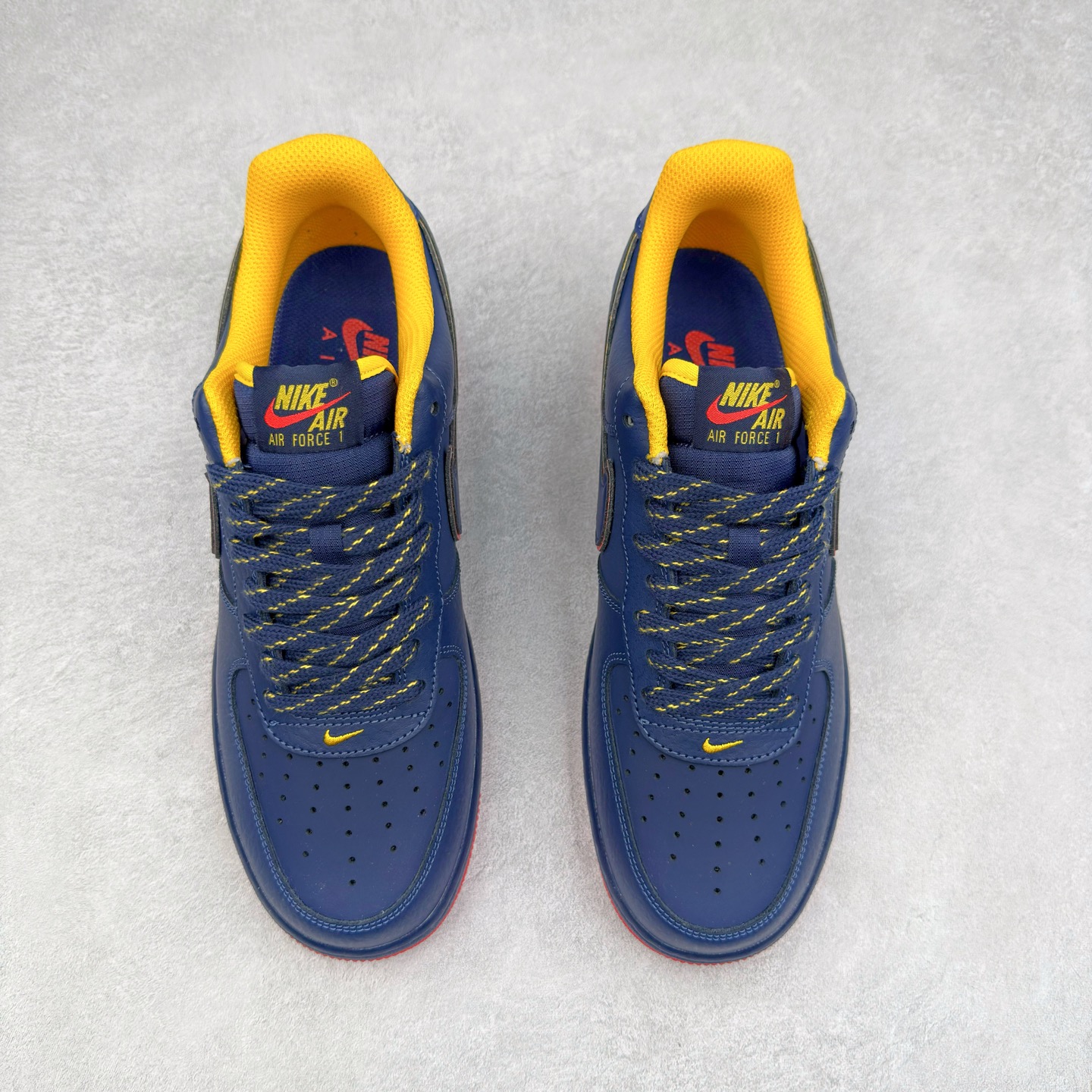 图片[2]-＃XT纯原 NK Air Force 1´07 Low 空军一号低帮百搭休闲运动板鞋 HV5752-410 顶级批次 2022全新楦头鞋型 鱼鳞大底 历时开发三个月 清洁度完美 二维码鞋标 内置芯片及solo气垫 大底高度及其弧度依照正品 钢印 logo刺绣 鞋口弧度 鞋头长度 鞋面冲孔 鞋垫背胶及钢印 完美鞋型对比正品 每一处都是细节满满 柔软、弹性十足的缓震性能和出色的中底设计 横跨复古与现代的外型结合 造就出风靡全球 三十多年的Force 1 直到今天还深受青睐 实拍调校N版已经零色差零失真 百分百还原实物色彩所见即所得 不存在货不对板色差等低级问题 选购参考实物拍摄 不混卖不参货 只用心做好货严格选品 承诺混一赔十 尺码：36 36.5 37.5 38 38.5 39 40 40.5 41 42 42.5 43 44 44.5 45-选品中心