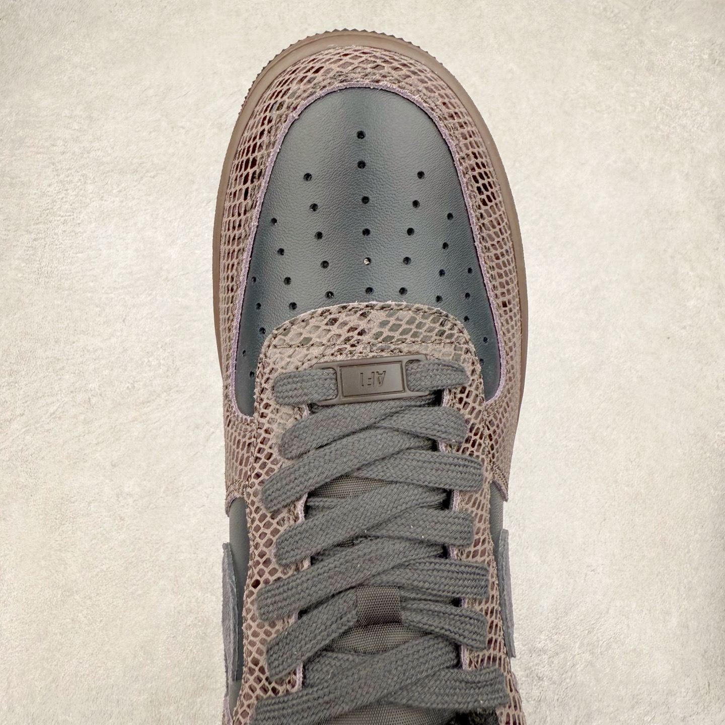 图片[4]-＃XT纯原 NK Air Force 1´07 Low 空军一号低帮百搭休闲运动板鞋 HF2898-001 顶级批次 2022全新楦头鞋型 鱼鳞大底 历时开发三个月 清洁度完美 二维码鞋标 内置芯片及solo气垫 大底高度及其弧度依照正品 钢印 logo刺绣 鞋口弧度 鞋头长度 鞋面冲孔 鞋垫背胶及钢印 完美鞋型对比正品 每一处都是细节满满 柔软、弹性十足的缓震性能和出色的中底设计 横跨复古与现代的外型结合 造就出风靡全球 三十多年的Force 1 直到今天还深受青睐 实拍调校N版已经零色差零失真 百分百还原实物色彩所见即所得 不存在货不对板色差等低级问题 选购参考实物拍摄 不混卖不参货 只用心做好货严格选品 承诺混一赔十 尺码：36 36.5 37.5 38 38.5 39 40 40.5 41 42 42.5 43 44 44.5 45-选品中心