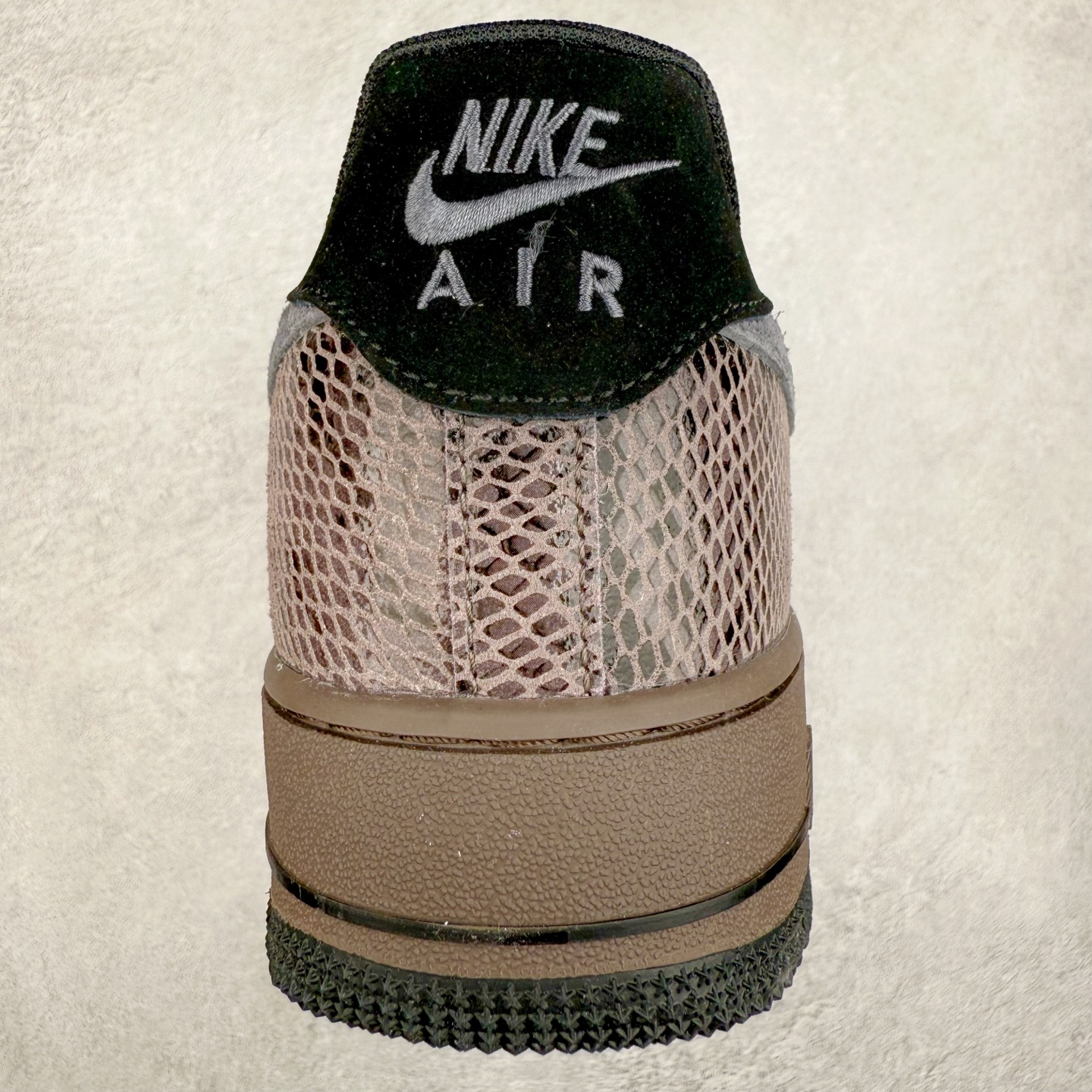 图片[8]-＃XT纯原 NK Air Force 1´07 Low 空军一号低帮百搭休闲运动板鞋 HF2898-001 顶级批次 2022全新楦头鞋型 鱼鳞大底 历时开发三个月 清洁度完美 二维码鞋标 内置芯片及solo气垫 大底高度及其弧度依照正品 钢印 logo刺绣 鞋口弧度 鞋头长度 鞋面冲孔 鞋垫背胶及钢印 完美鞋型对比正品 每一处都是细节满满 柔软、弹性十足的缓震性能和出色的中底设计 横跨复古与现代的外型结合 造就出风靡全球 三十多年的Force 1 直到今天还深受青睐 实拍调校N版已经零色差零失真 百分百还原实物色彩所见即所得 不存在货不对板色差等低级问题 选购参考实物拍摄 不混卖不参货 只用心做好货严格选品 承诺混一赔十 尺码：36 36.5 37.5 38 38.5 39 40 40.5 41 42 42.5 43 44 44.5 45-选品中心