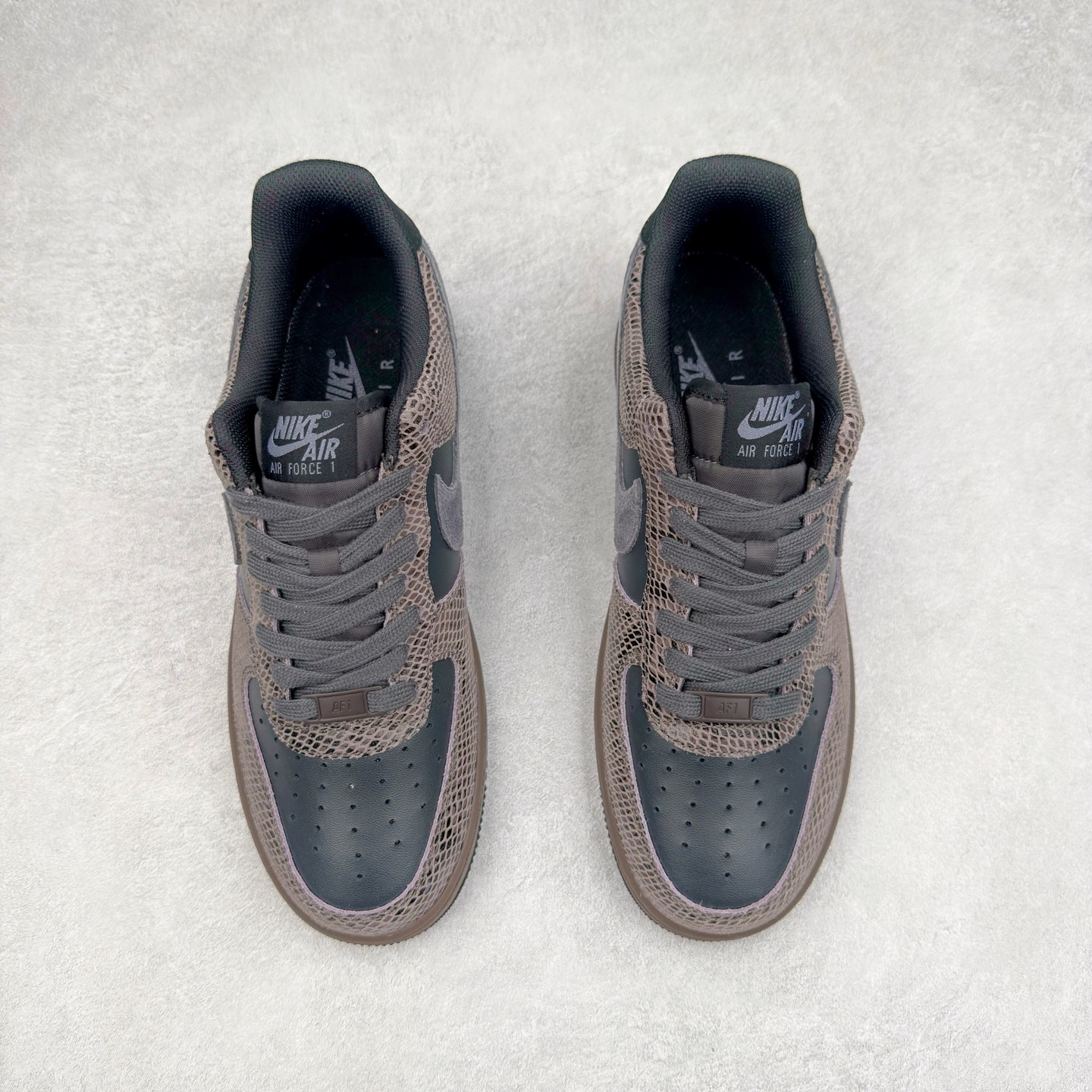 图片[2]-＃XT纯原 NK Air Force 1´07 Low 空军一号低帮百搭休闲运动板鞋 HF2898-001 顶级批次 2022全新楦头鞋型 鱼鳞大底 历时开发三个月 清洁度完美 二维码鞋标 内置芯片及solo气垫 大底高度及其弧度依照正品 钢印 logo刺绣 鞋口弧度 鞋头长度 鞋面冲孔 鞋垫背胶及钢印 完美鞋型对比正品 每一处都是细节满满 柔软、弹性十足的缓震性能和出色的中底设计 横跨复古与现代的外型结合 造就出风靡全球 三十多年的Force 1 直到今天还深受青睐 实拍调校N版已经零色差零失真 百分百还原实物色彩所见即所得 不存在货不对板色差等低级问题 选购参考实物拍摄 不混卖不参货 只用心做好货严格选品 承诺混一赔十 尺码：36 36.5 37.5 38 38.5 39 40 40.5 41 42 42.5 43 44 44.5 45-选品中心