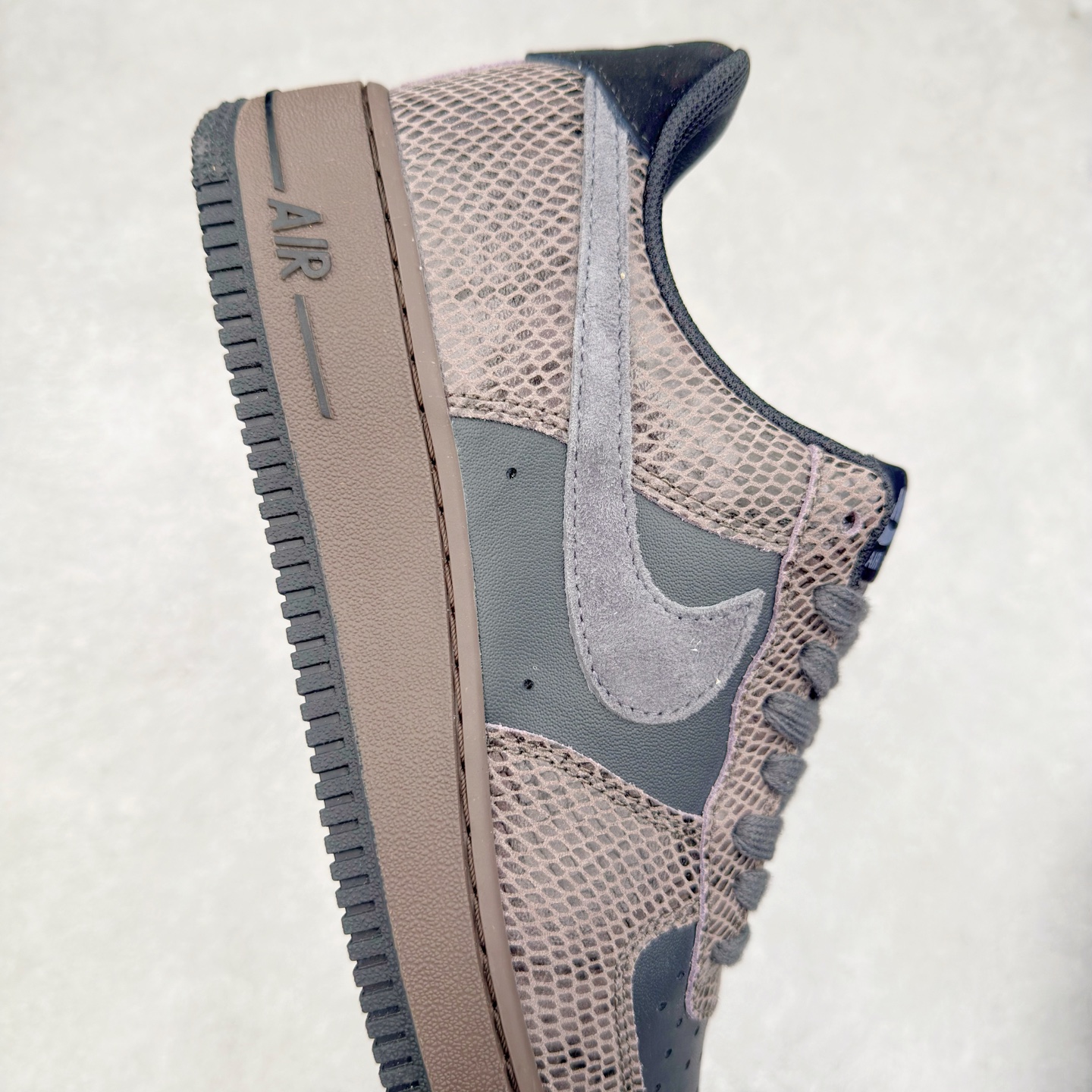 图片[6]-＃XT纯原 NK Air Force 1´07 Low 空军一号低帮百搭休闲运动板鞋 HF2898-001 顶级批次 2022全新楦头鞋型 鱼鳞大底 历时开发三个月 清洁度完美 二维码鞋标 内置芯片及solo气垫 大底高度及其弧度依照正品 钢印 logo刺绣 鞋口弧度 鞋头长度 鞋面冲孔 鞋垫背胶及钢印 完美鞋型对比正品 每一处都是细节满满 柔软、弹性十足的缓震性能和出色的中底设计 横跨复古与现代的外型结合 造就出风靡全球 三十多年的Force 1 直到今天还深受青睐 实拍调校N版已经零色差零失真 百分百还原实物色彩所见即所得 不存在货不对板色差等低级问题 选购参考实物拍摄 不混卖不参货 只用心做好货严格选品 承诺混一赔十 尺码：36 36.5 37.5 38 38.5 39 40 40.5 41 42 42.5 43 44 44.5 45-选品中心