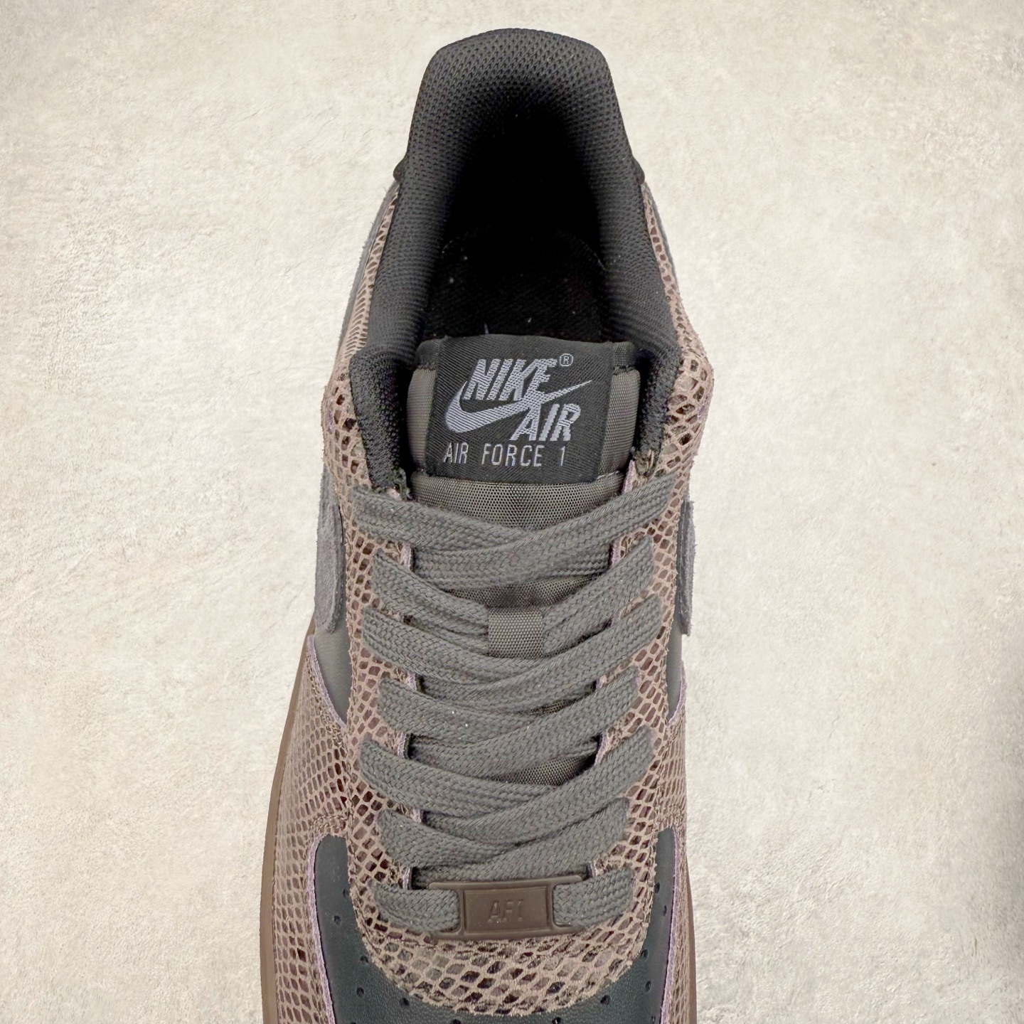 图片[5]-＃XT纯原 NK Air Force 1´07 Low 空军一号低帮百搭休闲运动板鞋 HF2898-001 顶级批次 2022全新楦头鞋型 鱼鳞大底 历时开发三个月 清洁度完美 二维码鞋标 内置芯片及solo气垫 大底高度及其弧度依照正品 钢印 logo刺绣 鞋口弧度 鞋头长度 鞋面冲孔 鞋垫背胶及钢印 完美鞋型对比正品 每一处都是细节满满 柔软、弹性十足的缓震性能和出色的中底设计 横跨复古与现代的外型结合 造就出风靡全球 三十多年的Force 1 直到今天还深受青睐 实拍调校N版已经零色差零失真 百分百还原实物色彩所见即所得 不存在货不对板色差等低级问题 选购参考实物拍摄 不混卖不参货 只用心做好货严格选品 承诺混一赔十 尺码：36 36.5 37.5 38 38.5 39 40 40.5 41 42 42.5 43 44 44.5 45-选品中心