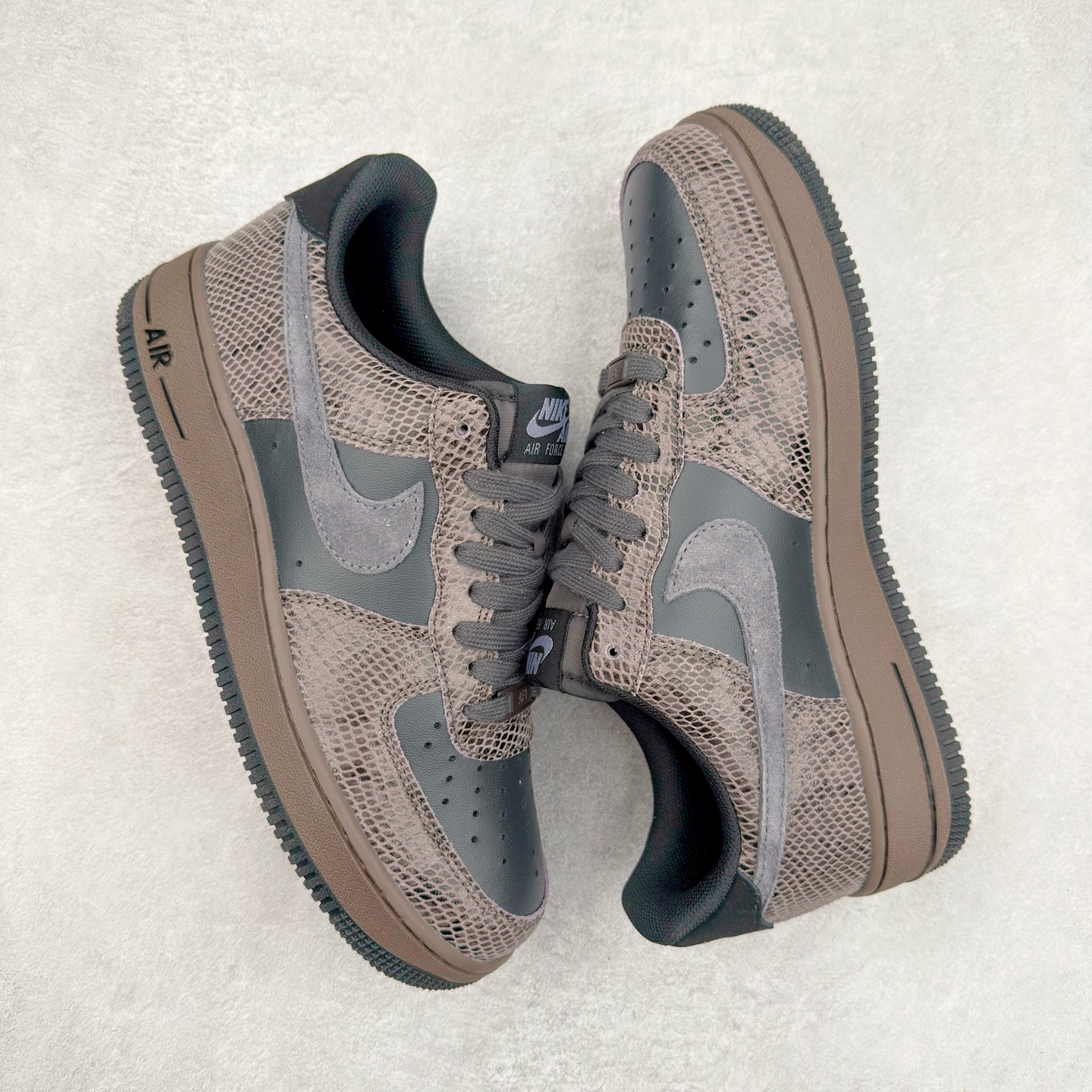 图片[3]-＃XT纯原 NK Air Force 1´07 Low 空军一号低帮百搭休闲运动板鞋 HF2898-001 顶级批次 2022全新楦头鞋型 鱼鳞大底 历时开发三个月 清洁度完美 二维码鞋标 内置芯片及solo气垫 大底高度及其弧度依照正品 钢印 logo刺绣 鞋口弧度 鞋头长度 鞋面冲孔 鞋垫背胶及钢印 完美鞋型对比正品 每一处都是细节满满 柔软、弹性十足的缓震性能和出色的中底设计 横跨复古与现代的外型结合 造就出风靡全球 三十多年的Force 1 直到今天还深受青睐 实拍调校N版已经零色差零失真 百分百还原实物色彩所见即所得 不存在货不对板色差等低级问题 选购参考实物拍摄 不混卖不参货 只用心做好货严格选品 承诺混一赔十 尺码：36 36.5 37.5 38 38.5 39 40 40.5 41 42 42.5 43 44 44.5 45-选品中心