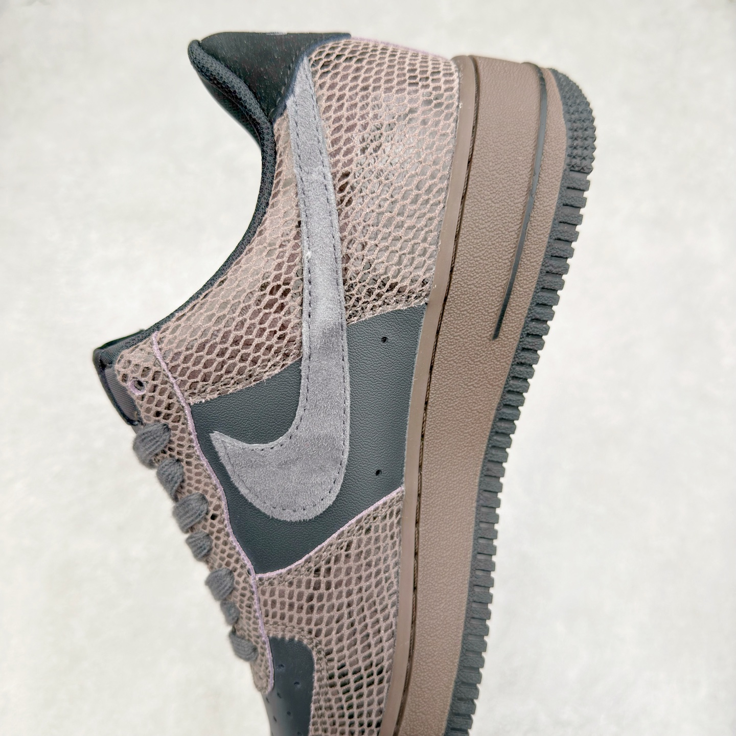 图片[7]-＃XT纯原 NK Air Force 1´07 Low 空军一号低帮百搭休闲运动板鞋 HF2898-001 顶级批次 2022全新楦头鞋型 鱼鳞大底 历时开发三个月 清洁度完美 二维码鞋标 内置芯片及solo气垫 大底高度及其弧度依照正品 钢印 logo刺绣 鞋口弧度 鞋头长度 鞋面冲孔 鞋垫背胶及钢印 完美鞋型对比正品 每一处都是细节满满 柔软、弹性十足的缓震性能和出色的中底设计 横跨复古与现代的外型结合 造就出风靡全球 三十多年的Force 1 直到今天还深受青睐 实拍调校N版已经零色差零失真 百分百还原实物色彩所见即所得 不存在货不对板色差等低级问题 选购参考实物拍摄 不混卖不参货 只用心做好货严格选品 承诺混一赔十 尺码：36 36.5 37.5 38 38.5 39 40 40.5 41 42 42.5 43 44 44.5 45-选品中心