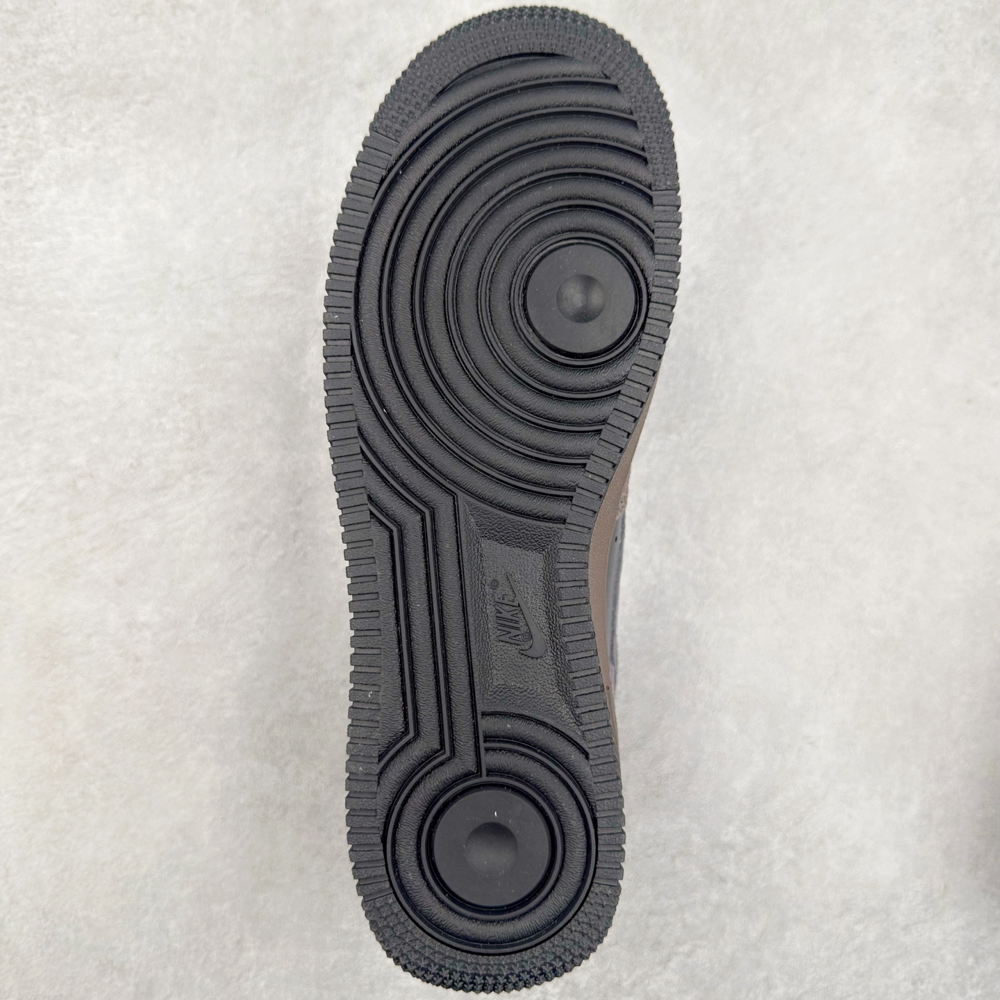 图片[9]-＃XT纯原 NK Air Force 1´07 Low 空军一号低帮百搭休闲运动板鞋 HF2898-001 顶级批次 2022全新楦头鞋型 鱼鳞大底 历时开发三个月 清洁度完美 二维码鞋标 内置芯片及solo气垫 大底高度及其弧度依照正品 钢印 logo刺绣 鞋口弧度 鞋头长度 鞋面冲孔 鞋垫背胶及钢印 完美鞋型对比正品 每一处都是细节满满 柔软、弹性十足的缓震性能和出色的中底设计 横跨复古与现代的外型结合 造就出风靡全球 三十多年的Force 1 直到今天还深受青睐 实拍调校N版已经零色差零失真 百分百还原实物色彩所见即所得 不存在货不对板色差等低级问题 选购参考实物拍摄 不混卖不参货 只用心做好货严格选品 承诺混一赔十 尺码：36 36.5 37.5 38 38.5 39 40 40.5 41 42 42.5 43 44 44.5 45-选品中心