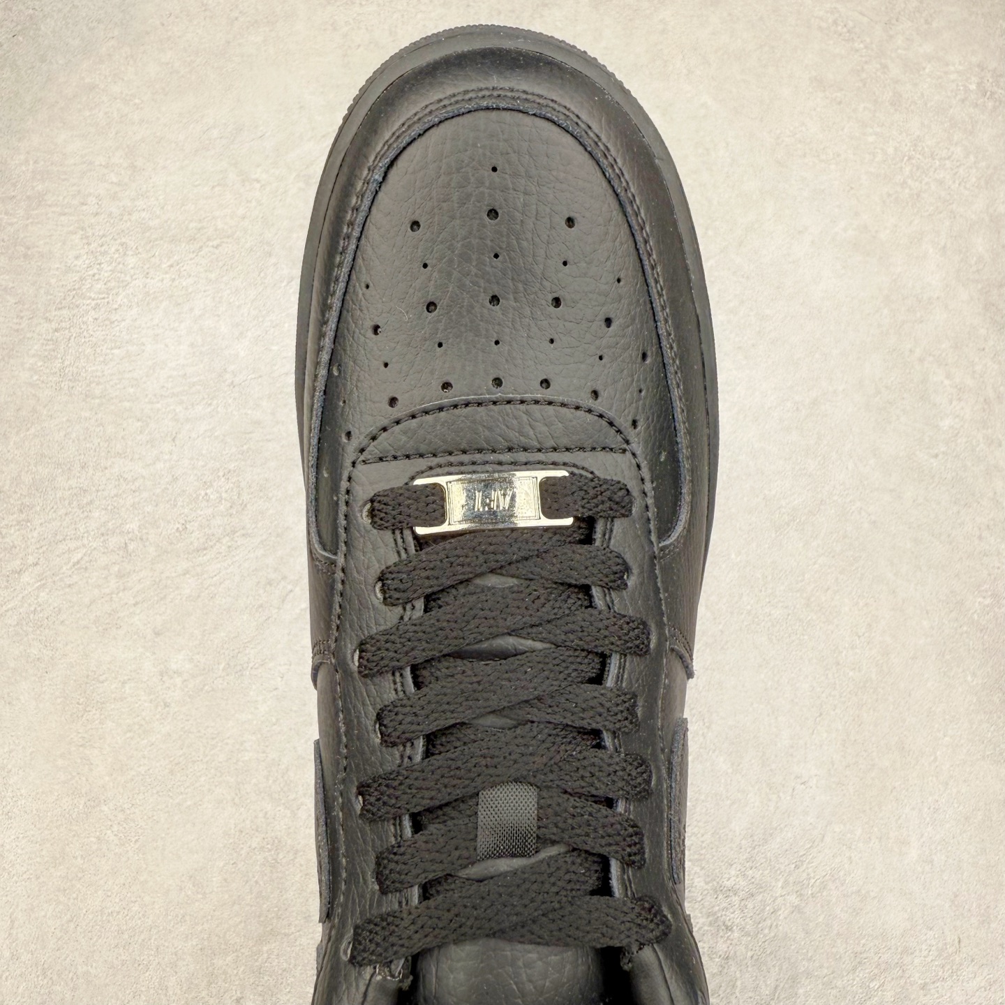 图片[4]-＃XT纯原 NK Air Force 1´07 Low 空军一号低帮百搭休闲运动板鞋 CZ8065-001 顶级批次 2022全新楦头鞋型 鱼鳞大底 历时开发三个月 清洁度完美 二维码鞋标 内置芯片及solo气垫 大底高度及其弧度依照正品 钢印 logo刺绣 鞋口弧度 鞋头长度 鞋面冲孔 鞋垫背胶及钢印 完美鞋型对比正品 每一处都是细节满满 柔软、弹性十足的缓震性能和出色的中底设计 横跨复古与现代的外型结合 造就出风靡全球 三十多年的Force 1 直到今天还深受青睐 实拍调校N版已经零色差零失真 百分百还原实物色彩所见即所得 不存在货不对板色差等低级问题 选购参考实物拍摄 不混卖不参货 只用心做好货严格选品 承诺混一赔十 尺码：36 36.5 37.5 38 38.5 39 40 40.5 41 42 42.5 43 44 44.5 45-选品中心