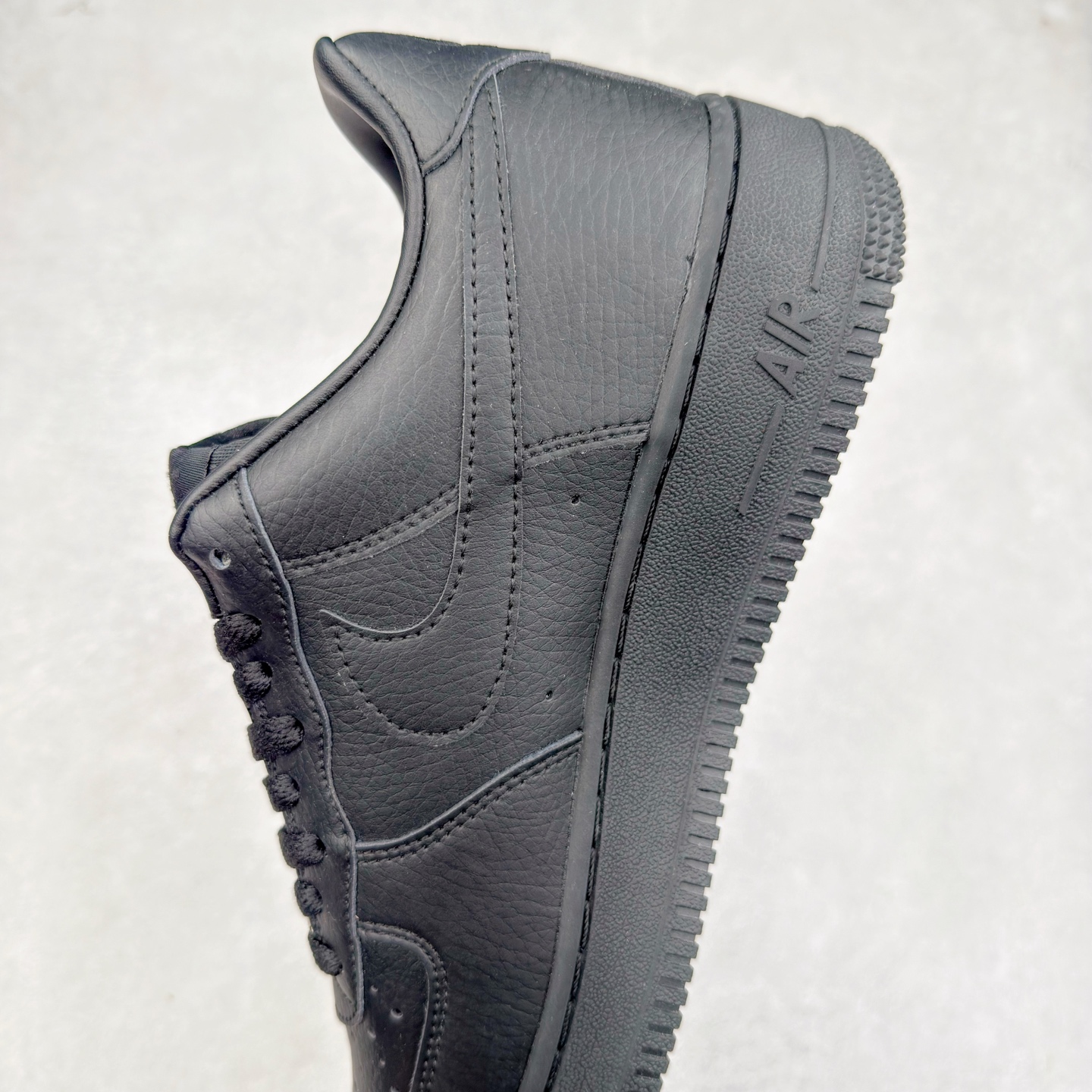 图片[7]-＃XT纯原 NK Air Force 1´07 Low 空军一号低帮百搭休闲运动板鞋 CZ8065-001 顶级批次 2022全新楦头鞋型 鱼鳞大底 历时开发三个月 清洁度完美 二维码鞋标 内置芯片及solo气垫 大底高度及其弧度依照正品 钢印 logo刺绣 鞋口弧度 鞋头长度 鞋面冲孔 鞋垫背胶及钢印 完美鞋型对比正品 每一处都是细节满满 柔软、弹性十足的缓震性能和出色的中底设计 横跨复古与现代的外型结合 造就出风靡全球 三十多年的Force 1 直到今天还深受青睐 实拍调校N版已经零色差零失真 百分百还原实物色彩所见即所得 不存在货不对板色差等低级问题 选购参考实物拍摄 不混卖不参货 只用心做好货严格选品 承诺混一赔十 尺码：36 36.5 37.5 38 38.5 39 40 40.5 41 42 42.5 43 44 44.5 45-选品中心