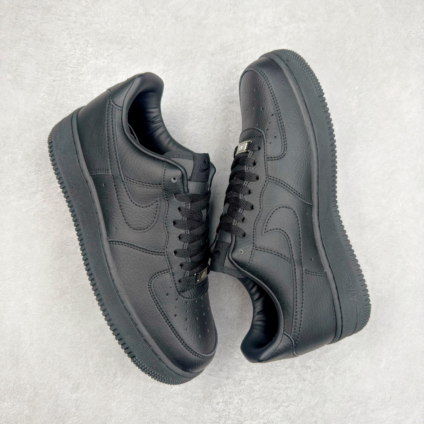 图片[3]-＃XT纯原 NK Air Force 1´07 Low 空军一号低帮百搭休闲运动板鞋 CZ8065-001 顶级批次 2022全新楦头鞋型 鱼鳞大底 历时开发三个月 清洁度完美 二维码鞋标 内置芯片及solo气垫 大底高度及其弧度依照正品 钢印 logo刺绣 鞋口弧度 鞋头长度 鞋面冲孔 鞋垫背胶及钢印 完美鞋型对比正品 每一处都是细节满满 柔软、弹性十足的缓震性能和出色的中底设计 横跨复古与现代的外型结合 造就出风靡全球 三十多年的Force 1 直到今天还深受青睐 实拍调校N版已经零色差零失真 百分百还原实物色彩所见即所得 不存在货不对板色差等低级问题 选购参考实物拍摄 不混卖不参货 只用心做好货严格选品 承诺混一赔十 尺码：36 36.5 37.5 38 38.5 39 40 40.5 41 42 42.5 43 44 44.5 45-选品中心