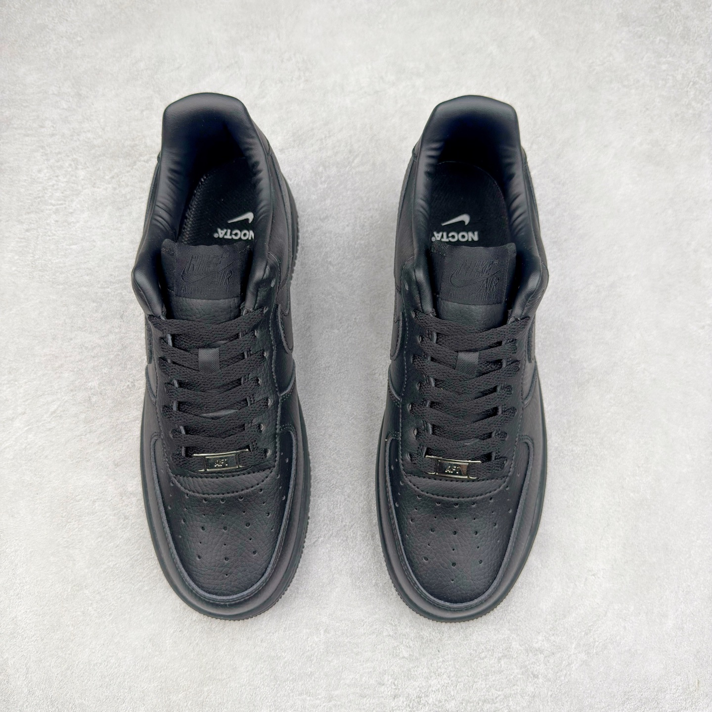 图片[2]-＃XT纯原 NK Air Force 1´07 Low 空军一号低帮百搭休闲运动板鞋 CZ8065-001 顶级批次 2022全新楦头鞋型 鱼鳞大底 历时开发三个月 清洁度完美 二维码鞋标 内置芯片及solo气垫 大底高度及其弧度依照正品 钢印 logo刺绣 鞋口弧度 鞋头长度 鞋面冲孔 鞋垫背胶及钢印 完美鞋型对比正品 每一处都是细节满满 柔软、弹性十足的缓震性能和出色的中底设计 横跨复古与现代的外型结合 造就出风靡全球 三十多年的Force 1 直到今天还深受青睐 实拍调校N版已经零色差零失真 百分百还原实物色彩所见即所得 不存在货不对板色差等低级问题 选购参考实物拍摄 不混卖不参货 只用心做好货严格选品 承诺混一赔十 尺码：36 36.5 37.5 38 38.5 39 40 40.5 41 42 42.5 43 44 44.5 45-选品中心