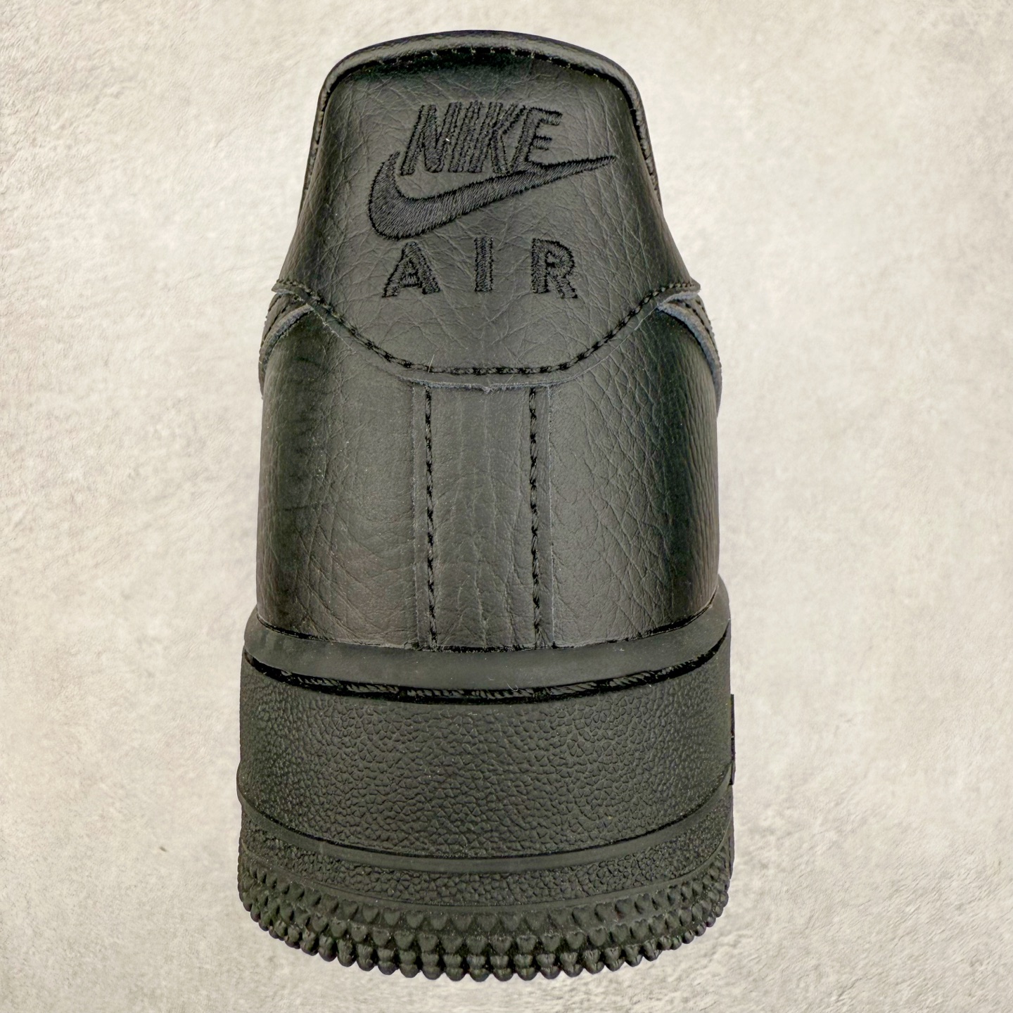 图片[8]-＃XT纯原 NK Air Force 1´07 Low 空军一号低帮百搭休闲运动板鞋 CZ8065-001 顶级批次 2022全新楦头鞋型 鱼鳞大底 历时开发三个月 清洁度完美 二维码鞋标 内置芯片及solo气垫 大底高度及其弧度依照正品 钢印 logo刺绣 鞋口弧度 鞋头长度 鞋面冲孔 鞋垫背胶及钢印 完美鞋型对比正品 每一处都是细节满满 柔软、弹性十足的缓震性能和出色的中底设计 横跨复古与现代的外型结合 造就出风靡全球 三十多年的Force 1 直到今天还深受青睐 实拍调校N版已经零色差零失真 百分百还原实物色彩所见即所得 不存在货不对板色差等低级问题 选购参考实物拍摄 不混卖不参货 只用心做好货严格选品 承诺混一赔十 尺码：36 36.5 37.5 38 38.5 39 40 40.5 41 42 42.5 43 44 44.5 45-选品中心