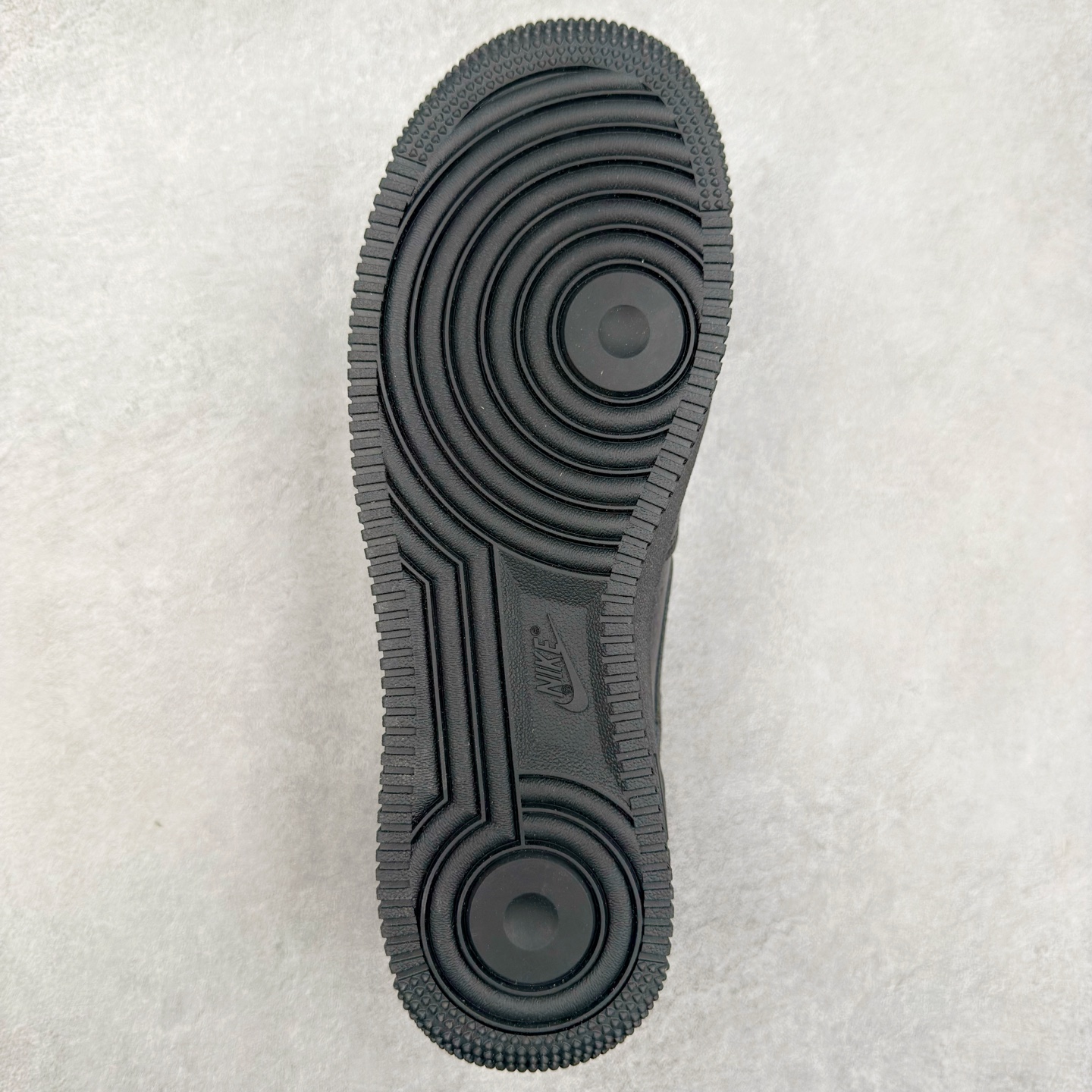 图片[9]-＃XT纯原 NK Air Force 1´07 Low 空军一号低帮百搭休闲运动板鞋 CZ8065-001 顶级批次 2022全新楦头鞋型 鱼鳞大底 历时开发三个月 清洁度完美 二维码鞋标 内置芯片及solo气垫 大底高度及其弧度依照正品 钢印 logo刺绣 鞋口弧度 鞋头长度 鞋面冲孔 鞋垫背胶及钢印 完美鞋型对比正品 每一处都是细节满满 柔软、弹性十足的缓震性能和出色的中底设计 横跨复古与现代的外型结合 造就出风靡全球 三十多年的Force 1 直到今天还深受青睐 实拍调校N版已经零色差零失真 百分百还原实物色彩所见即所得 不存在货不对板色差等低级问题 选购参考实物拍摄 不混卖不参货 只用心做好货严格选品 承诺混一赔十 尺码：36 36.5 37.5 38 38.5 39 40 40.5 41 42 42.5 43 44 44.5 45-选品中心