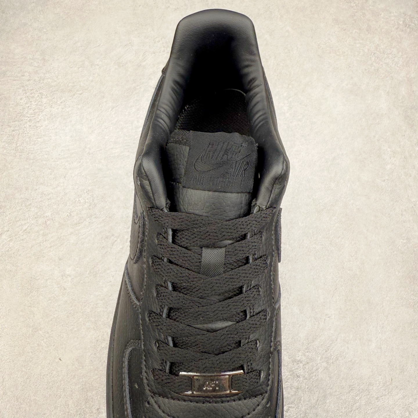 图片[5]-＃XT纯原 NK Air Force 1´07 Low 空军一号低帮百搭休闲运动板鞋 CZ8065-001 顶级批次 2022全新楦头鞋型 鱼鳞大底 历时开发三个月 清洁度完美 二维码鞋标 内置芯片及solo气垫 大底高度及其弧度依照正品 钢印 logo刺绣 鞋口弧度 鞋头长度 鞋面冲孔 鞋垫背胶及钢印 完美鞋型对比正品 每一处都是细节满满 柔软、弹性十足的缓震性能和出色的中底设计 横跨复古与现代的外型结合 造就出风靡全球 三十多年的Force 1 直到今天还深受青睐 实拍调校N版已经零色差零失真 百分百还原实物色彩所见即所得 不存在货不对板色差等低级问题 选购参考实物拍摄 不混卖不参货 只用心做好货严格选品 承诺混一赔十 尺码：36 36.5 37.5 38 38.5 39 40 40.5 41 42 42.5 43 44 44.5 45-选品中心