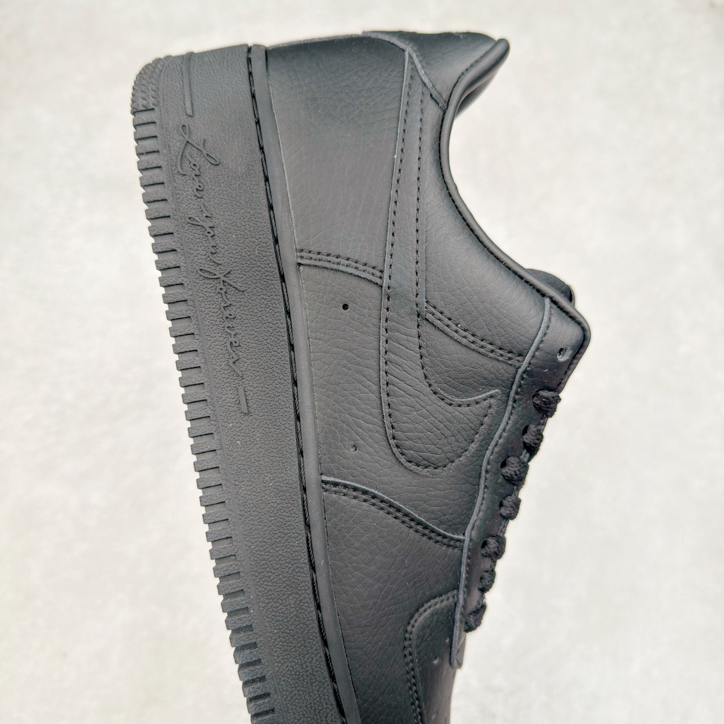 图片[6]-＃XT纯原 NK Air Force 1´07 Low 空军一号低帮百搭休闲运动板鞋 CZ8065-001 顶级批次 2022全新楦头鞋型 鱼鳞大底 历时开发三个月 清洁度完美 二维码鞋标 内置芯片及solo气垫 大底高度及其弧度依照正品 钢印 logo刺绣 鞋口弧度 鞋头长度 鞋面冲孔 鞋垫背胶及钢印 完美鞋型对比正品 每一处都是细节满满 柔软、弹性十足的缓震性能和出色的中底设计 横跨复古与现代的外型结合 造就出风靡全球 三十多年的Force 1 直到今天还深受青睐 实拍调校N版已经零色差零失真 百分百还原实物色彩所见即所得 不存在货不对板色差等低级问题 选购参考实物拍摄 不混卖不参货 只用心做好货严格选品 承诺混一赔十 尺码：36 36.5 37.5 38 38.5 39 40 40.5 41 42 42.5 43 44 44.5 45-选品中心