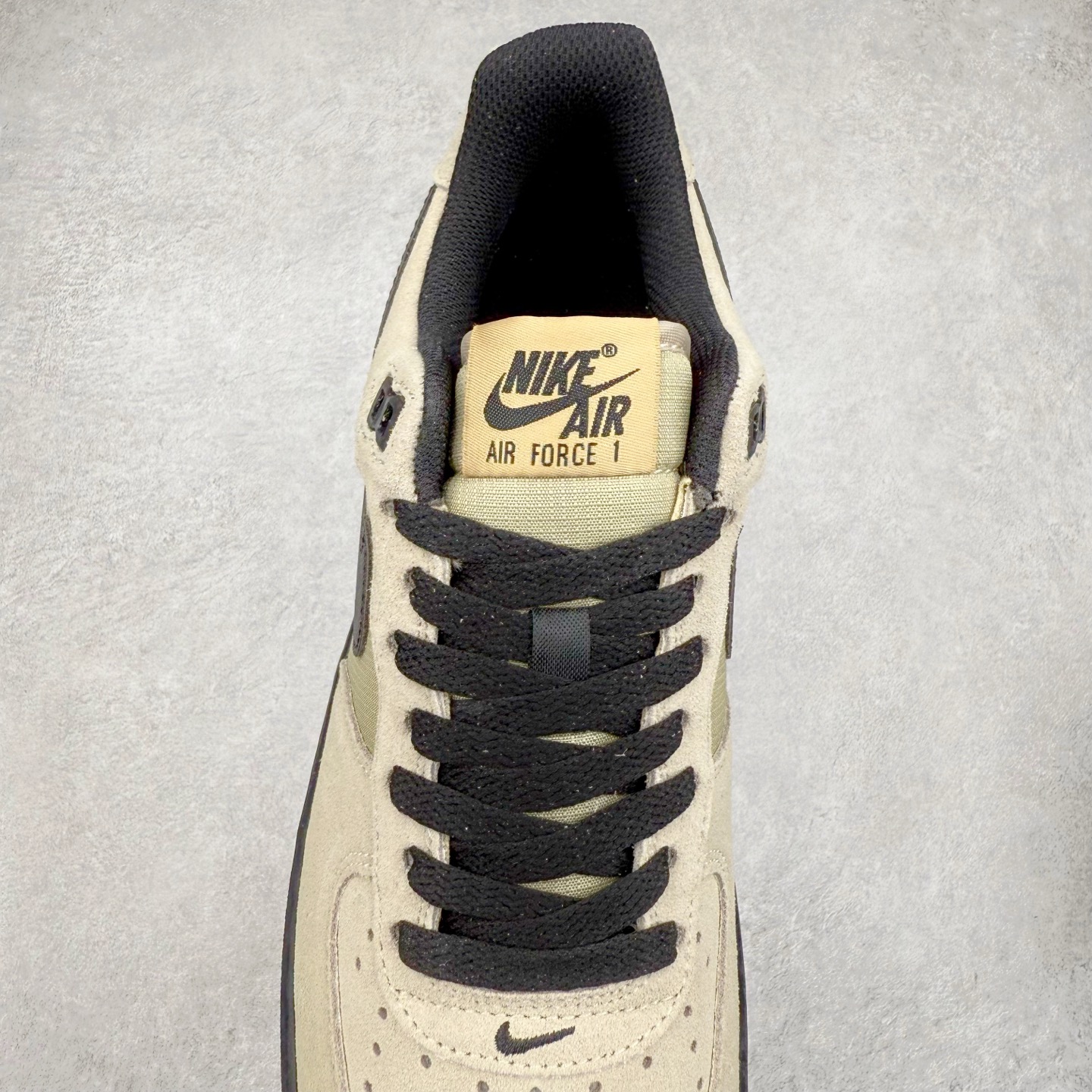 图片[5]-＃XT纯原 NK Air Force 1´07 Low 空军一号低帮百搭休闲运动板鞋 HV6526-200 顶级批次 2022全新楦头鞋型 鱼鳞大底 历时开发三个月 清洁度完美 二维码鞋标 内置芯片及solo气垫 大底高度及其弧度依照正品 钢印 logo刺绣 鞋口弧度 鞋头长度 鞋面冲孔 鞋垫背胶及钢印 完美鞋型对比正品 每一处都是细节满满 柔软、弹性十足的缓震性能和出色的中底设计 横跨复古与现代的外型结合 造就出风靡全球 三十多年的Force 1 直到今天还深受青睐 实拍调校N版已经零色差零失真 百分百还原实物色彩所见即所得 不存在货不对板色差等低级问题 选购参考实物拍摄 不混卖不参货 只用心做好货严格选品 承诺混一赔十 尺码：36 36.5 37.5 38 38.5 39 40 40.5 41 42 42.5 43 44 44.5 45-选品中心