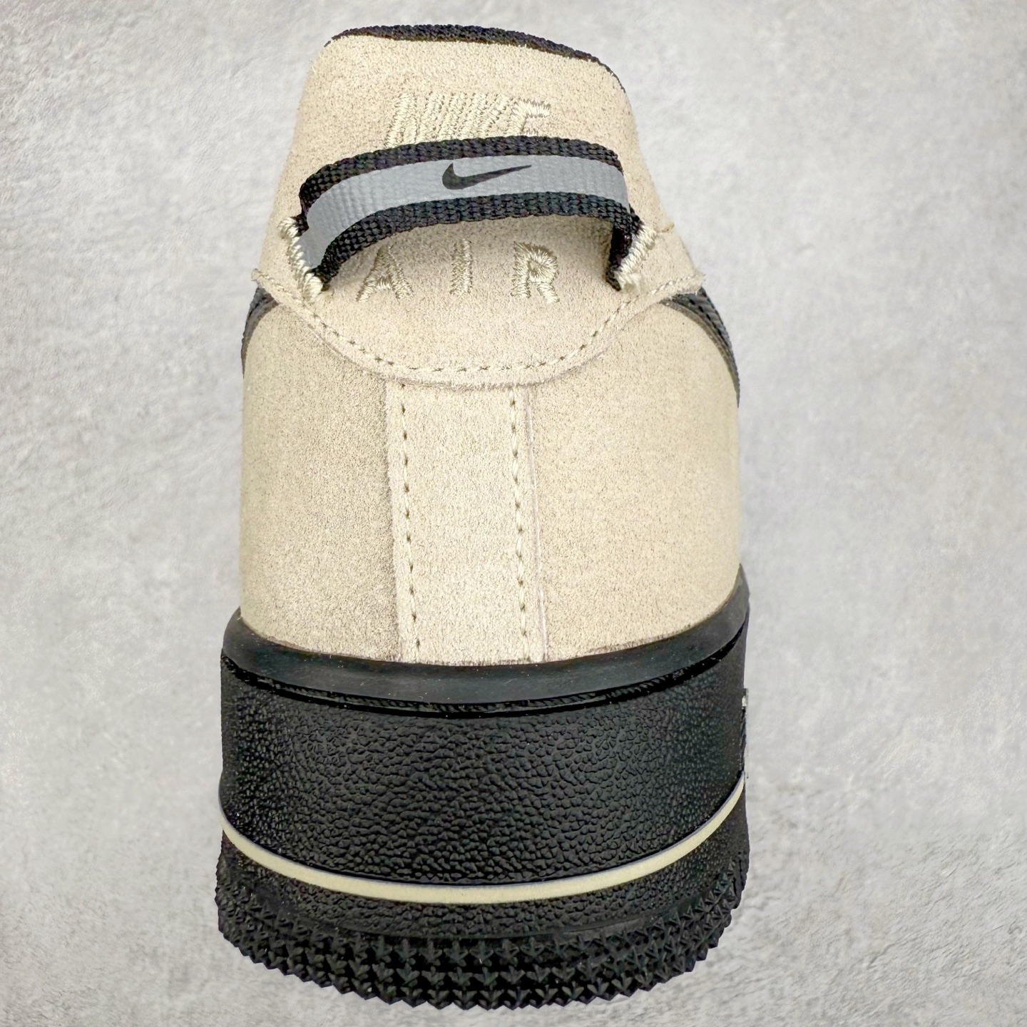 图片[8]-＃XT纯原 NK Air Force 1´07 Low 空军一号低帮百搭休闲运动板鞋 HV6526-200 顶级批次 2022全新楦头鞋型 鱼鳞大底 历时开发三个月 清洁度完美 二维码鞋标 内置芯片及solo气垫 大底高度及其弧度依照正品 钢印 logo刺绣 鞋口弧度 鞋头长度 鞋面冲孔 鞋垫背胶及钢印 完美鞋型对比正品 每一处都是细节满满 柔软、弹性十足的缓震性能和出色的中底设计 横跨复古与现代的外型结合 造就出风靡全球 三十多年的Force 1 直到今天还深受青睐 实拍调校N版已经零色差零失真 百分百还原实物色彩所见即所得 不存在货不对板色差等低级问题 选购参考实物拍摄 不混卖不参货 只用心做好货严格选品 承诺混一赔十 尺码：36 36.5 37.5 38 38.5 39 40 40.5 41 42 42.5 43 44 44.5 45-选品中心