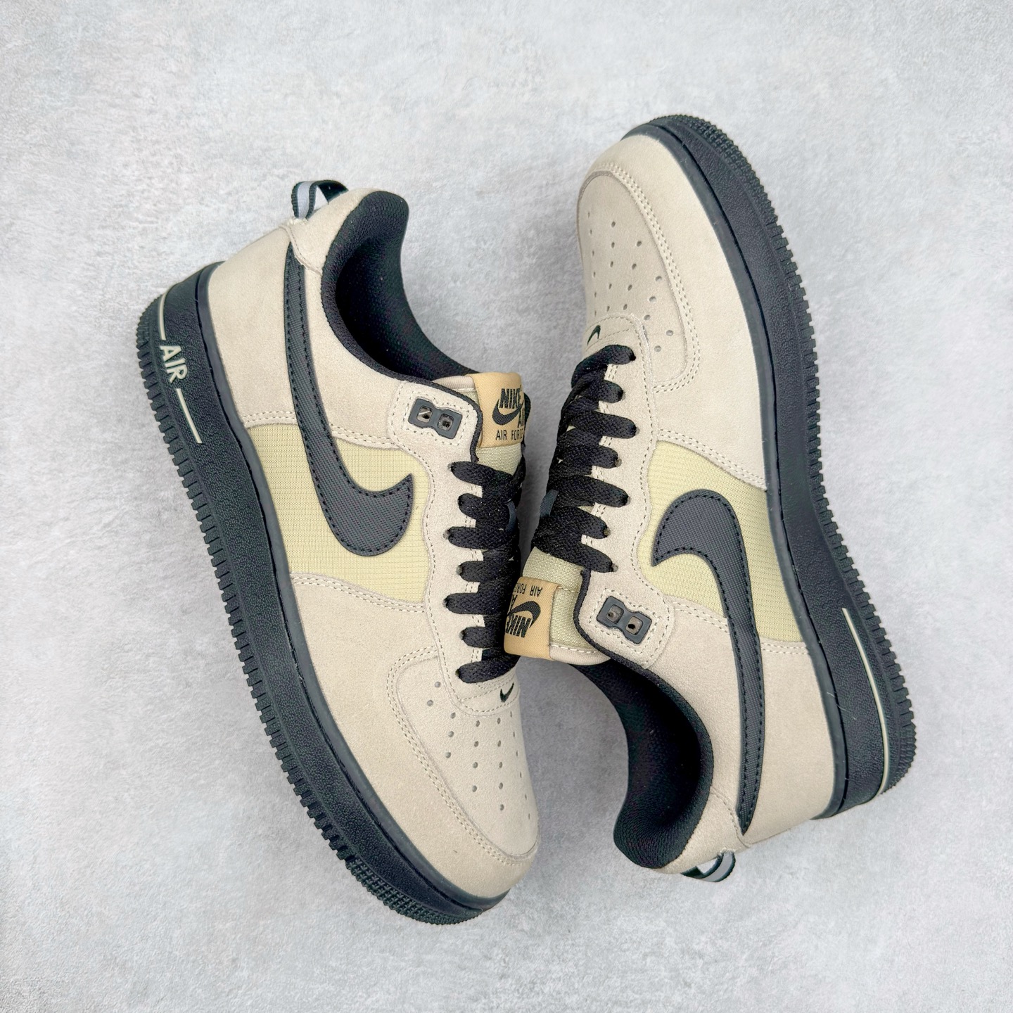 图片[3]-＃XT纯原 NK Air Force 1´07 Low 空军一号低帮百搭休闲运动板鞋 HV6526-200 顶级批次 2022全新楦头鞋型 鱼鳞大底 历时开发三个月 清洁度完美 二维码鞋标 内置芯片及solo气垫 大底高度及其弧度依照正品 钢印 logo刺绣 鞋口弧度 鞋头长度 鞋面冲孔 鞋垫背胶及钢印 完美鞋型对比正品 每一处都是细节满满 柔软、弹性十足的缓震性能和出色的中底设计 横跨复古与现代的外型结合 造就出风靡全球 三十多年的Force 1 直到今天还深受青睐 实拍调校N版已经零色差零失真 百分百还原实物色彩所见即所得 不存在货不对板色差等低级问题 选购参考实物拍摄 不混卖不参货 只用心做好货严格选品 承诺混一赔十 尺码：36 36.5 37.5 38 38.5 39 40 40.5 41 42 42.5 43 44 44.5 45-选品中心