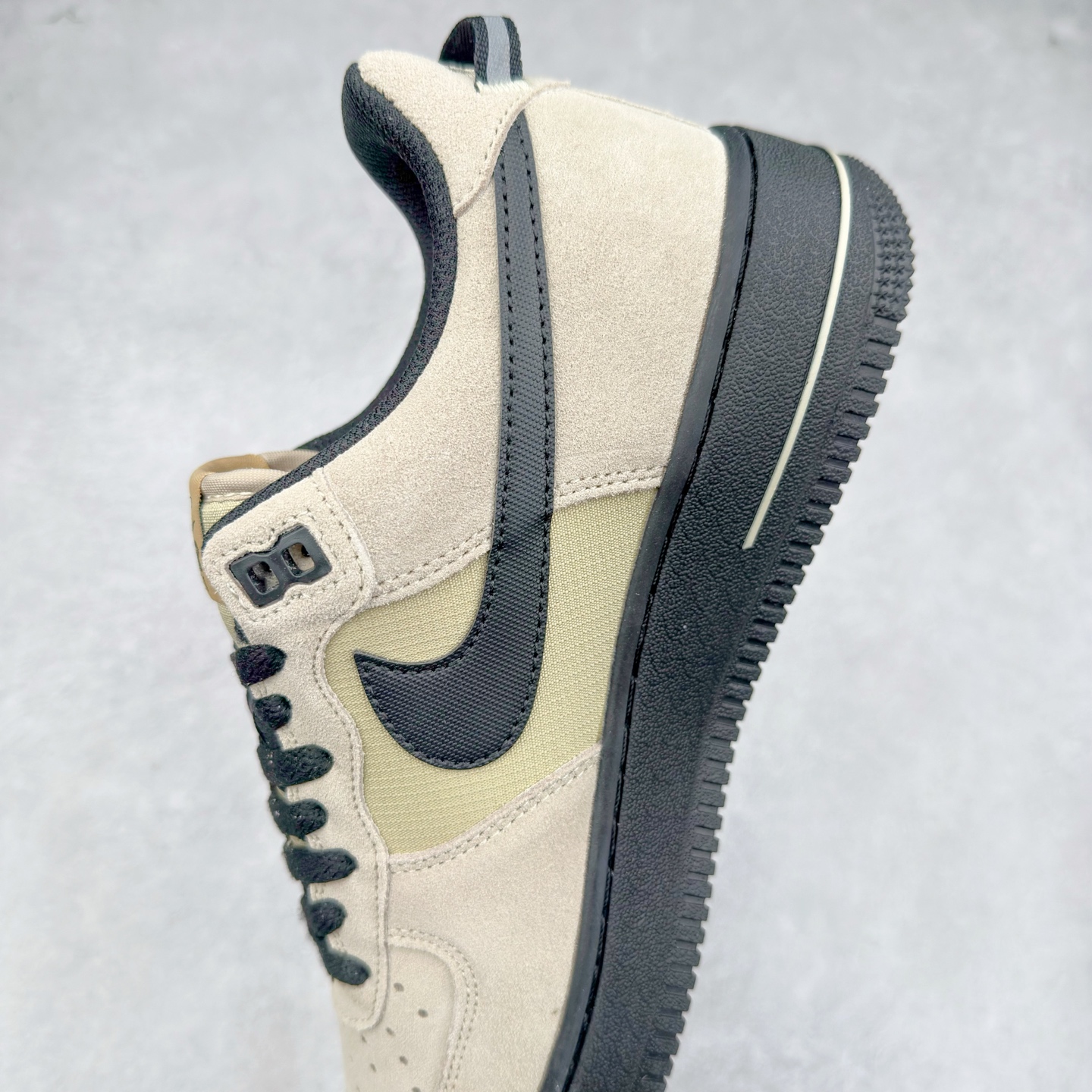 图片[7]-＃XT纯原 NK Air Force 1´07 Low 空军一号低帮百搭休闲运动板鞋 HV6526-200 顶级批次 2022全新楦头鞋型 鱼鳞大底 历时开发三个月 清洁度完美 二维码鞋标 内置芯片及solo气垫 大底高度及其弧度依照正品 钢印 logo刺绣 鞋口弧度 鞋头长度 鞋面冲孔 鞋垫背胶及钢印 完美鞋型对比正品 每一处都是细节满满 柔软、弹性十足的缓震性能和出色的中底设计 横跨复古与现代的外型结合 造就出风靡全球 三十多年的Force 1 直到今天还深受青睐 实拍调校N版已经零色差零失真 百分百还原实物色彩所见即所得 不存在货不对板色差等低级问题 选购参考实物拍摄 不混卖不参货 只用心做好货严格选品 承诺混一赔十 尺码：36 36.5 37.5 38 38.5 39 40 40.5 41 42 42.5 43 44 44.5 45-选品中心