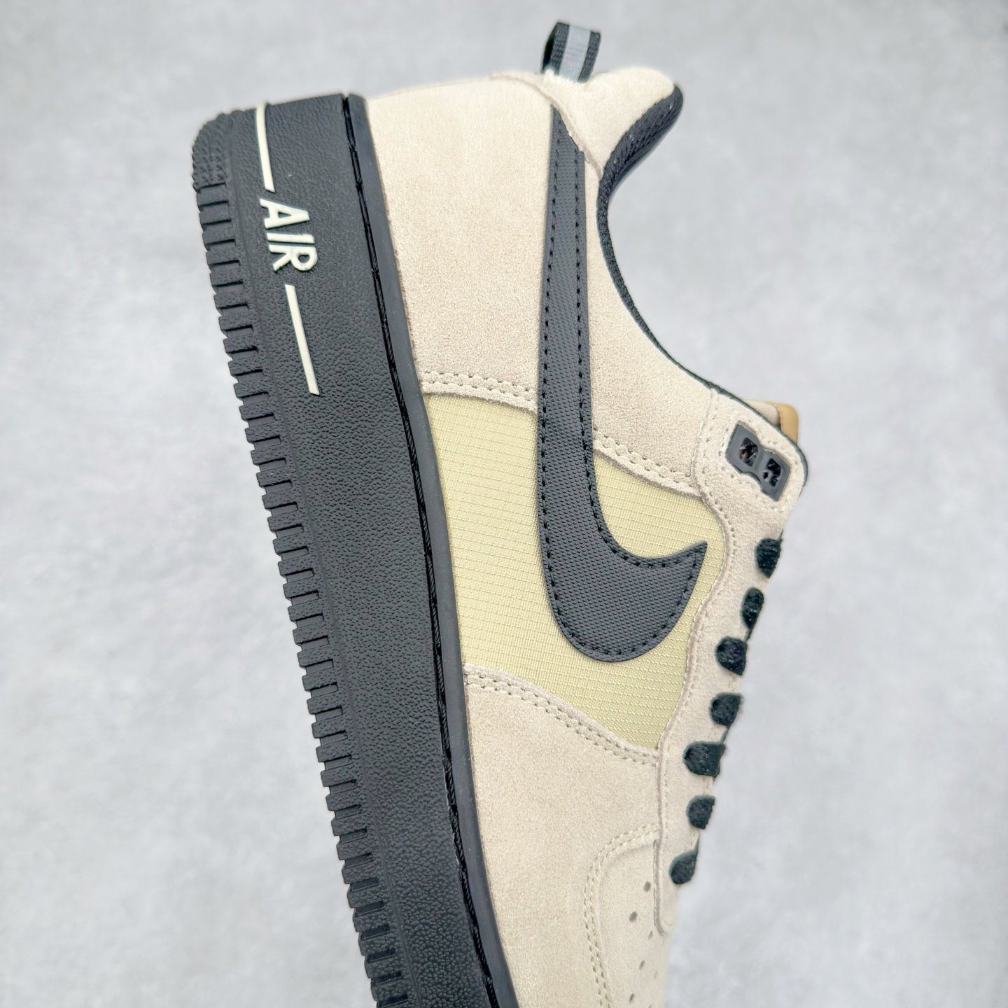 图片[6]-＃XT纯原 NK Air Force 1´07 Low 空军一号低帮百搭休闲运动板鞋 HV6526-200 顶级批次 2022全新楦头鞋型 鱼鳞大底 历时开发三个月 清洁度完美 二维码鞋标 内置芯片及solo气垫 大底高度及其弧度依照正品 钢印 logo刺绣 鞋口弧度 鞋头长度 鞋面冲孔 鞋垫背胶及钢印 完美鞋型对比正品 每一处都是细节满满 柔软、弹性十足的缓震性能和出色的中底设计 横跨复古与现代的外型结合 造就出风靡全球 三十多年的Force 1 直到今天还深受青睐 实拍调校N版已经零色差零失真 百分百还原实物色彩所见即所得 不存在货不对板色差等低级问题 选购参考实物拍摄 不混卖不参货 只用心做好货严格选品 承诺混一赔十 尺码：36 36.5 37.5 38 38.5 39 40 40.5 41 42 42.5 43 44 44.5 45-选品中心