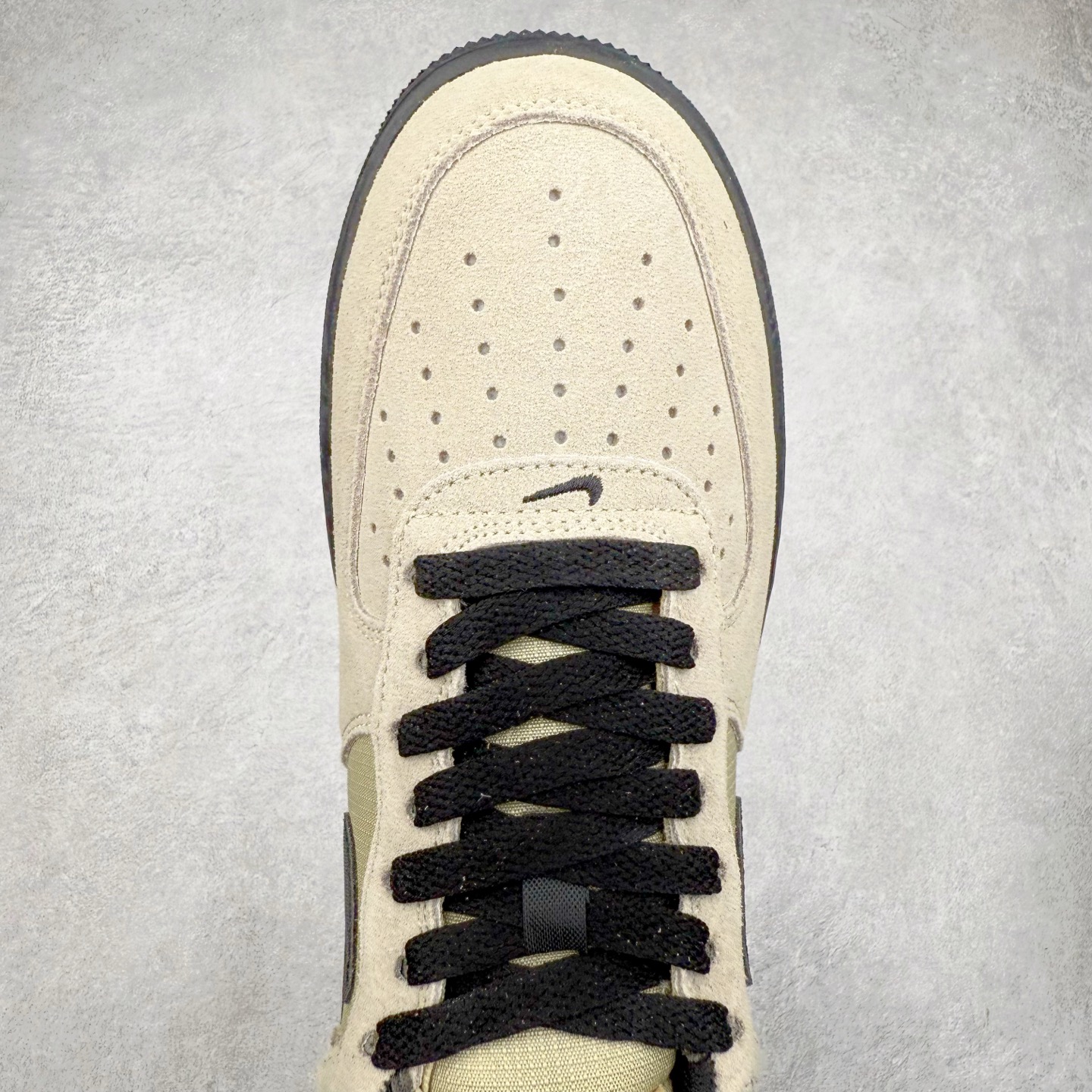 图片[4]-＃XT纯原 NK Air Force 1´07 Low 空军一号低帮百搭休闲运动板鞋 HV6526-200 顶级批次 2022全新楦头鞋型 鱼鳞大底 历时开发三个月 清洁度完美 二维码鞋标 内置芯片及solo气垫 大底高度及其弧度依照正品 钢印 logo刺绣 鞋口弧度 鞋头长度 鞋面冲孔 鞋垫背胶及钢印 完美鞋型对比正品 每一处都是细节满满 柔软、弹性十足的缓震性能和出色的中底设计 横跨复古与现代的外型结合 造就出风靡全球 三十多年的Force 1 直到今天还深受青睐 实拍调校N版已经零色差零失真 百分百还原实物色彩所见即所得 不存在货不对板色差等低级问题 选购参考实物拍摄 不混卖不参货 只用心做好货严格选品 承诺混一赔十 尺码：36 36.5 37.5 38 38.5 39 40 40.5 41 42 42.5 43 44 44.5 45-选品中心