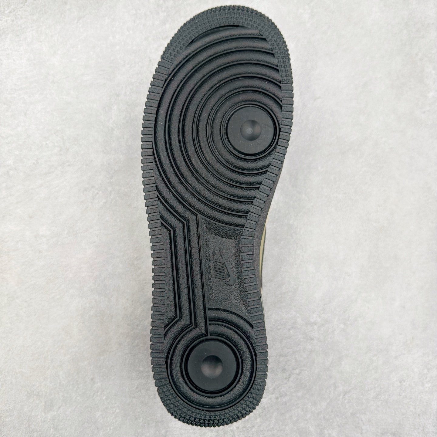 图片[9]-＃XT纯原 NK Air Force 1´07 Low 空军一号低帮百搭休闲运动板鞋 HV6526-200 顶级批次 2022全新楦头鞋型 鱼鳞大底 历时开发三个月 清洁度完美 二维码鞋标 内置芯片及solo气垫 大底高度及其弧度依照正品 钢印 logo刺绣 鞋口弧度 鞋头长度 鞋面冲孔 鞋垫背胶及钢印 完美鞋型对比正品 每一处都是细节满满 柔软、弹性十足的缓震性能和出色的中底设计 横跨复古与现代的外型结合 造就出风靡全球 三十多年的Force 1 直到今天还深受青睐 实拍调校N版已经零色差零失真 百分百还原实物色彩所见即所得 不存在货不对板色差等低级问题 选购参考实物拍摄 不混卖不参货 只用心做好货严格选品 承诺混一赔十 尺码：36 36.5 37.5 38 38.5 39 40 40.5 41 42 42.5 43 44 44.5 45-选品中心