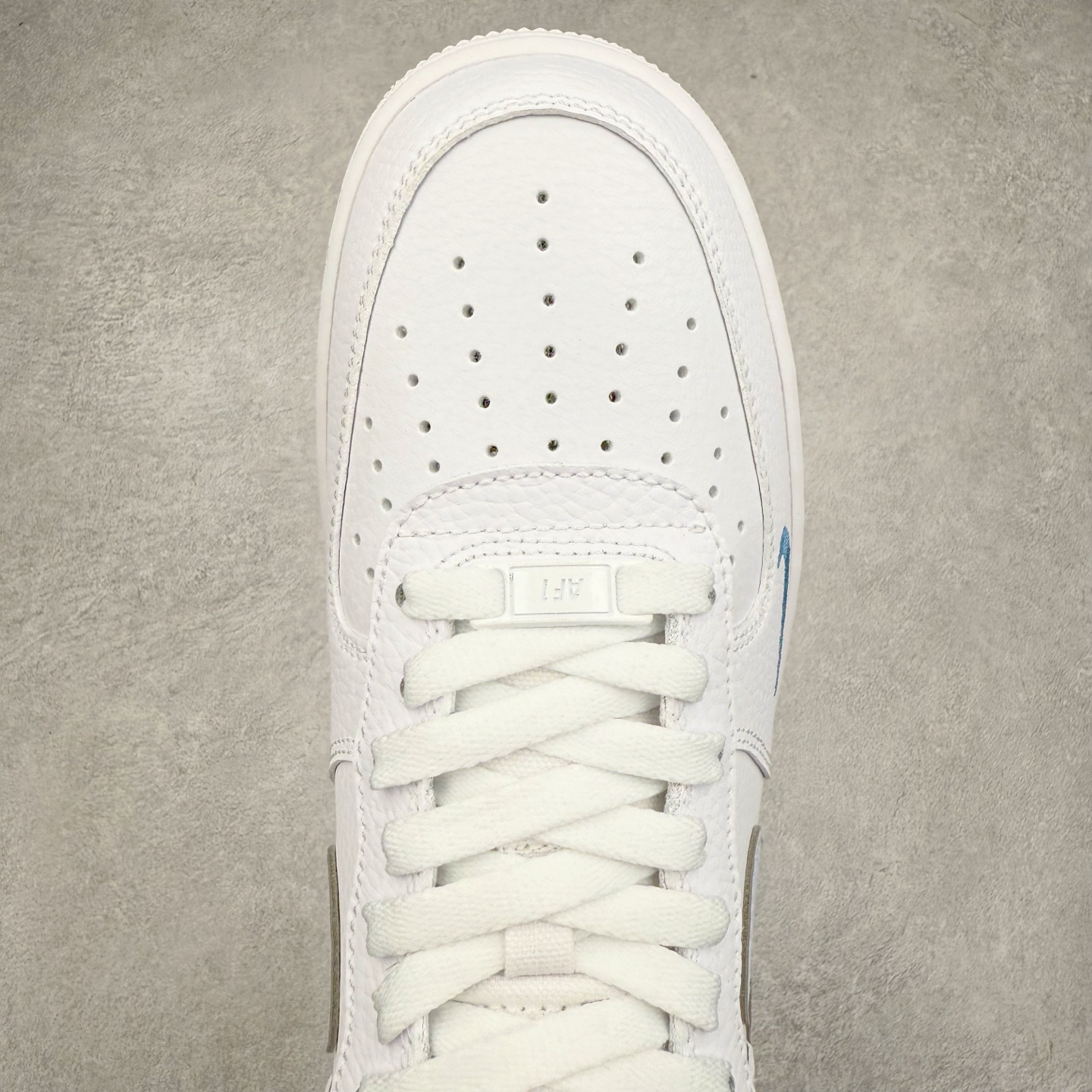 图片[4]-＃XT纯原 NK Air Force 1´07 Low 空军一号低帮百搭休闲运动板鞋 HV2511-100 顶级批次 2022全新楦头鞋型 鱼鳞大底 历时开发三个月 清洁度完美 二维码鞋标 内置芯片及solo气垫 大底高度及其弧度依照正品 钢印 logo刺绣 鞋口弧度 鞋头长度 鞋面冲孔 鞋垫背胶及钢印 完美鞋型对比正品 每一处都是细节满满 柔软、弹性十足的缓震性能和出色的中底设计 横跨复古与现代的外型结合 造就出风靡全球 三十多年的Force 1 直到今天还深受青睐 实拍调校N版已经零色差零失真 百分百还原实物色彩所见即所得 不存在货不对板色差等低级问题 选购参考实物拍摄 不混卖不参货 只用心做好货严格选品 承诺混一赔十 尺码：36 36.5 37.5 38 38.5 39 40 40.5 41 42 42.5 43 44 44.5 45-选品中心