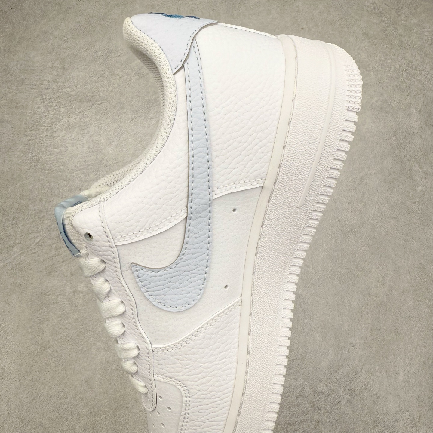 图片[7]-＃XT纯原 NK Air Force 1´07 Low 空军一号低帮百搭休闲运动板鞋 HV2511-100 顶级批次 2022全新楦头鞋型 鱼鳞大底 历时开发三个月 清洁度完美 二维码鞋标 内置芯片及solo气垫 大底高度及其弧度依照正品 钢印 logo刺绣 鞋口弧度 鞋头长度 鞋面冲孔 鞋垫背胶及钢印 完美鞋型对比正品 每一处都是细节满满 柔软、弹性十足的缓震性能和出色的中底设计 横跨复古与现代的外型结合 造就出风靡全球 三十多年的Force 1 直到今天还深受青睐 实拍调校N版已经零色差零失真 百分百还原实物色彩所见即所得 不存在货不对板色差等低级问题 选购参考实物拍摄 不混卖不参货 只用心做好货严格选品 承诺混一赔十 尺码：36 36.5 37.5 38 38.5 39 40 40.5 41 42 42.5 43 44 44.5 45-选品中心