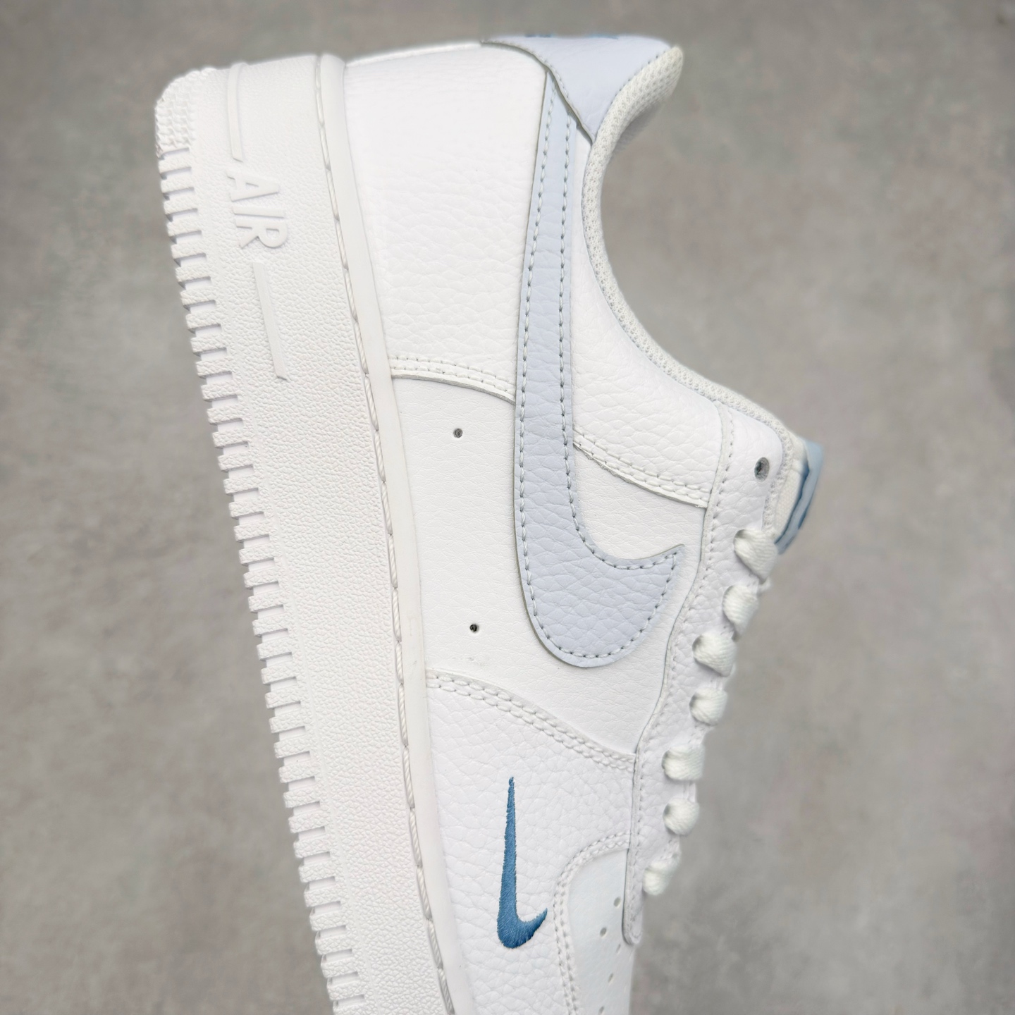 图片[6]-＃XT纯原 NK Air Force 1´07 Low 空军一号低帮百搭休闲运动板鞋 HV2511-100 顶级批次 2022全新楦头鞋型 鱼鳞大底 历时开发三个月 清洁度完美 二维码鞋标 内置芯片及solo气垫 大底高度及其弧度依照正品 钢印 logo刺绣 鞋口弧度 鞋头长度 鞋面冲孔 鞋垫背胶及钢印 完美鞋型对比正品 每一处都是细节满满 柔软、弹性十足的缓震性能和出色的中底设计 横跨复古与现代的外型结合 造就出风靡全球 三十多年的Force 1 直到今天还深受青睐 实拍调校N版已经零色差零失真 百分百还原实物色彩所见即所得 不存在货不对板色差等低级问题 选购参考实物拍摄 不混卖不参货 只用心做好货严格选品 承诺混一赔十 尺码：36 36.5 37.5 38 38.5 39 40 40.5 41 42 42.5 43 44 44.5 45-选品中心