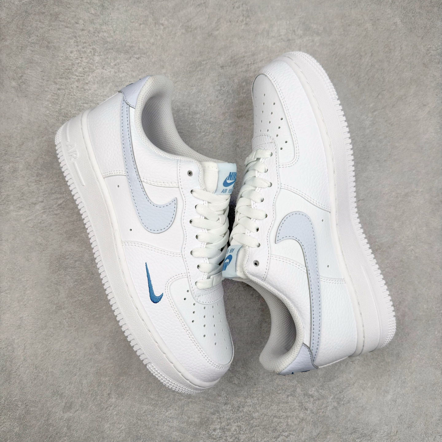 图片[3]-＃XT纯原 NK Air Force 1´07 Low 空军一号低帮百搭休闲运动板鞋 HV2511-100 顶级批次 2022全新楦头鞋型 鱼鳞大底 历时开发三个月 清洁度完美 二维码鞋标 内置芯片及solo气垫 大底高度及其弧度依照正品 钢印 logo刺绣 鞋口弧度 鞋头长度 鞋面冲孔 鞋垫背胶及钢印 完美鞋型对比正品 每一处都是细节满满 柔软、弹性十足的缓震性能和出色的中底设计 横跨复古与现代的外型结合 造就出风靡全球 三十多年的Force 1 直到今天还深受青睐 实拍调校N版已经零色差零失真 百分百还原实物色彩所见即所得 不存在货不对板色差等低级问题 选购参考实物拍摄 不混卖不参货 只用心做好货严格选品 承诺混一赔十 尺码：36 36.5 37.5 38 38.5 39 40 40.5 41 42 42.5 43 44 44.5 45-选品中心