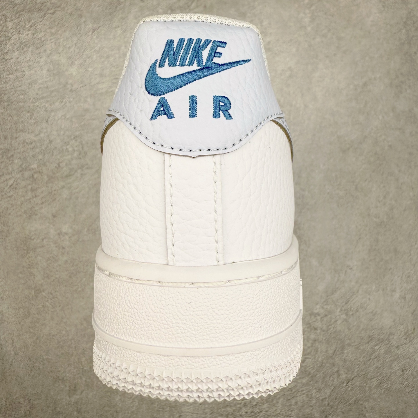 图片[8]-＃XT纯原 NK Air Force 1´07 Low 空军一号低帮百搭休闲运动板鞋 HV2511-100 顶级批次 2022全新楦头鞋型 鱼鳞大底 历时开发三个月 清洁度完美 二维码鞋标 内置芯片及solo气垫 大底高度及其弧度依照正品 钢印 logo刺绣 鞋口弧度 鞋头长度 鞋面冲孔 鞋垫背胶及钢印 完美鞋型对比正品 每一处都是细节满满 柔软、弹性十足的缓震性能和出色的中底设计 横跨复古与现代的外型结合 造就出风靡全球 三十多年的Force 1 直到今天还深受青睐 实拍调校N版已经零色差零失真 百分百还原实物色彩所见即所得 不存在货不对板色差等低级问题 选购参考实物拍摄 不混卖不参货 只用心做好货严格选品 承诺混一赔十 尺码：36 36.5 37.5 38 38.5 39 40 40.5 41 42 42.5 43 44 44.5 45-选品中心