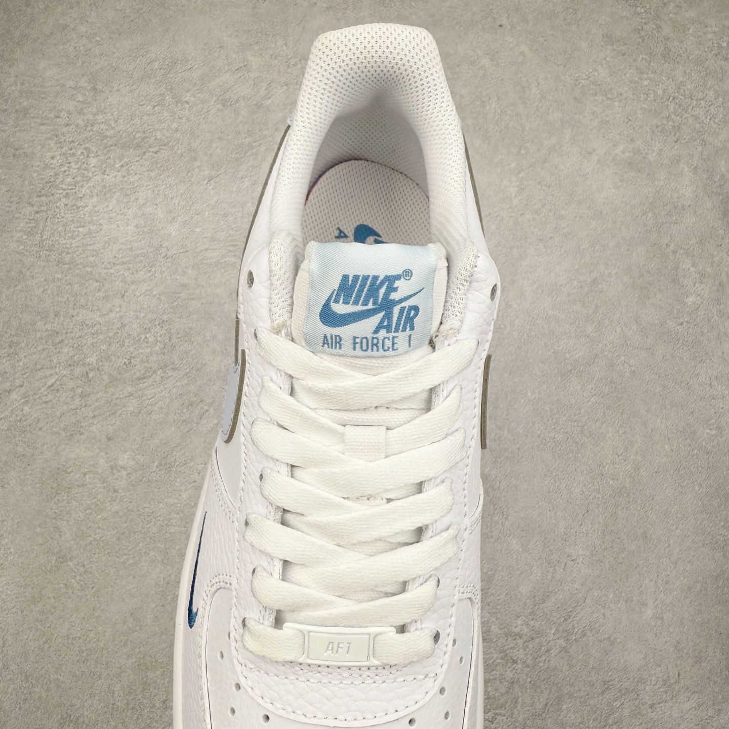 图片[5]-＃XT纯原 NK Air Force 1´07 Low 空军一号低帮百搭休闲运动板鞋 HV2511-100 顶级批次 2022全新楦头鞋型 鱼鳞大底 历时开发三个月 清洁度完美 二维码鞋标 内置芯片及solo气垫 大底高度及其弧度依照正品 钢印 logo刺绣 鞋口弧度 鞋头长度 鞋面冲孔 鞋垫背胶及钢印 完美鞋型对比正品 每一处都是细节满满 柔软、弹性十足的缓震性能和出色的中底设计 横跨复古与现代的外型结合 造就出风靡全球 三十多年的Force 1 直到今天还深受青睐 实拍调校N版已经零色差零失真 百分百还原实物色彩所见即所得 不存在货不对板色差等低级问题 选购参考实物拍摄 不混卖不参货 只用心做好货严格选品 承诺混一赔十 尺码：36 36.5 37.5 38 38.5 39 40 40.5 41 42 42.5 43 44 44.5 45-选品中心