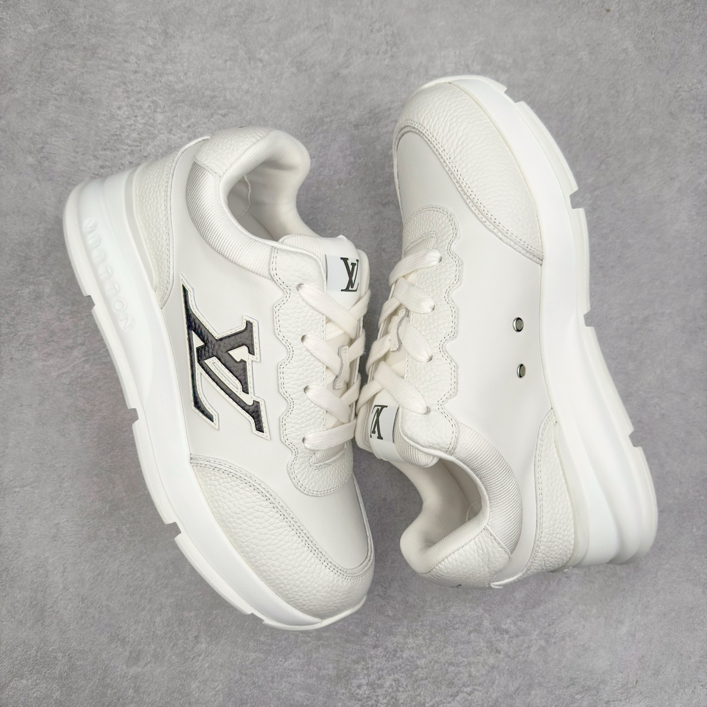 图片[3]-LOUIS VUITTON 2025 秋冬男士系列 Classic 牛皮革 圆头系带 低帮 生活休闲鞋 男女款 原版开发 市面唯一正确版本 原版购入开发 欢迎对比 这款Classic 运动鞋于 2025 秋冬男士系列初次亮相 以光滑牛皮革塑造考究设计 可轻松融入各式造型 瞩目 LV 字母标注鞋侧 轻盈橡胶外底点缀 Vuitton 标识 材料使用原版定制进口头层牛皮 内里使用原版进口透气网里 原版开模橡胶发泡材质大底 内增高4CM 尺码：39 40 41 42 43 44 45-选品中心