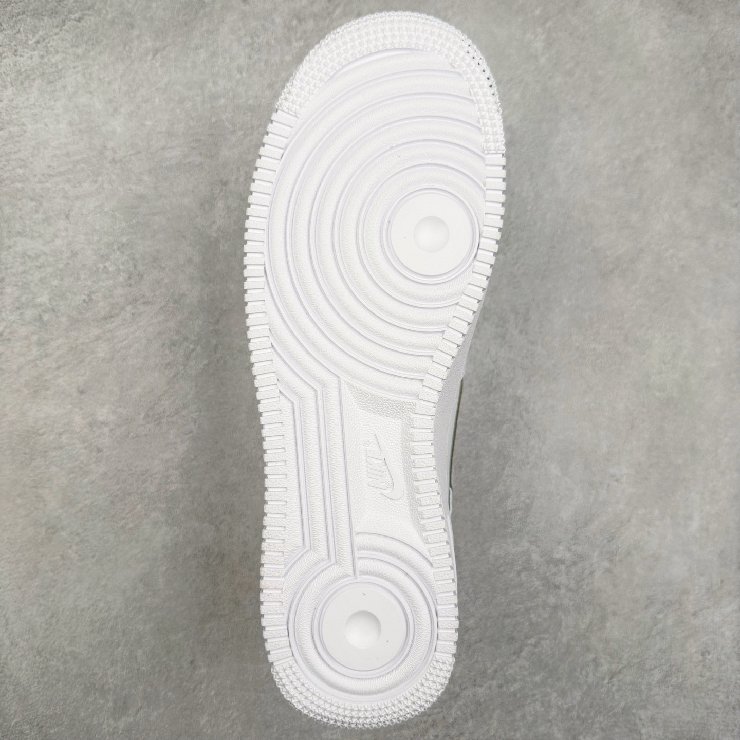 图片[9]-＃XT纯原 NK Air Force 1´07 Low 空军一号低帮百搭休闲运动板鞋 HV2511-100 顶级批次 2022全新楦头鞋型 鱼鳞大底 历时开发三个月 清洁度完美 二维码鞋标 内置芯片及solo气垫 大底高度及其弧度依照正品 钢印 logo刺绣 鞋口弧度 鞋头长度 鞋面冲孔 鞋垫背胶及钢印 完美鞋型对比正品 每一处都是细节满满 柔软、弹性十足的缓震性能和出色的中底设计 横跨复古与现代的外型结合 造就出风靡全球 三十多年的Force 1 直到今天还深受青睐 实拍调校N版已经零色差零失真 百分百还原实物色彩所见即所得 不存在货不对板色差等低级问题 选购参考实物拍摄 不混卖不参货 只用心做好货严格选品 承诺混一赔十 尺码：36 36.5 37.5 38 38.5 39 40 40.5 41 42 42.5 43 44 44.5 45-选品中心