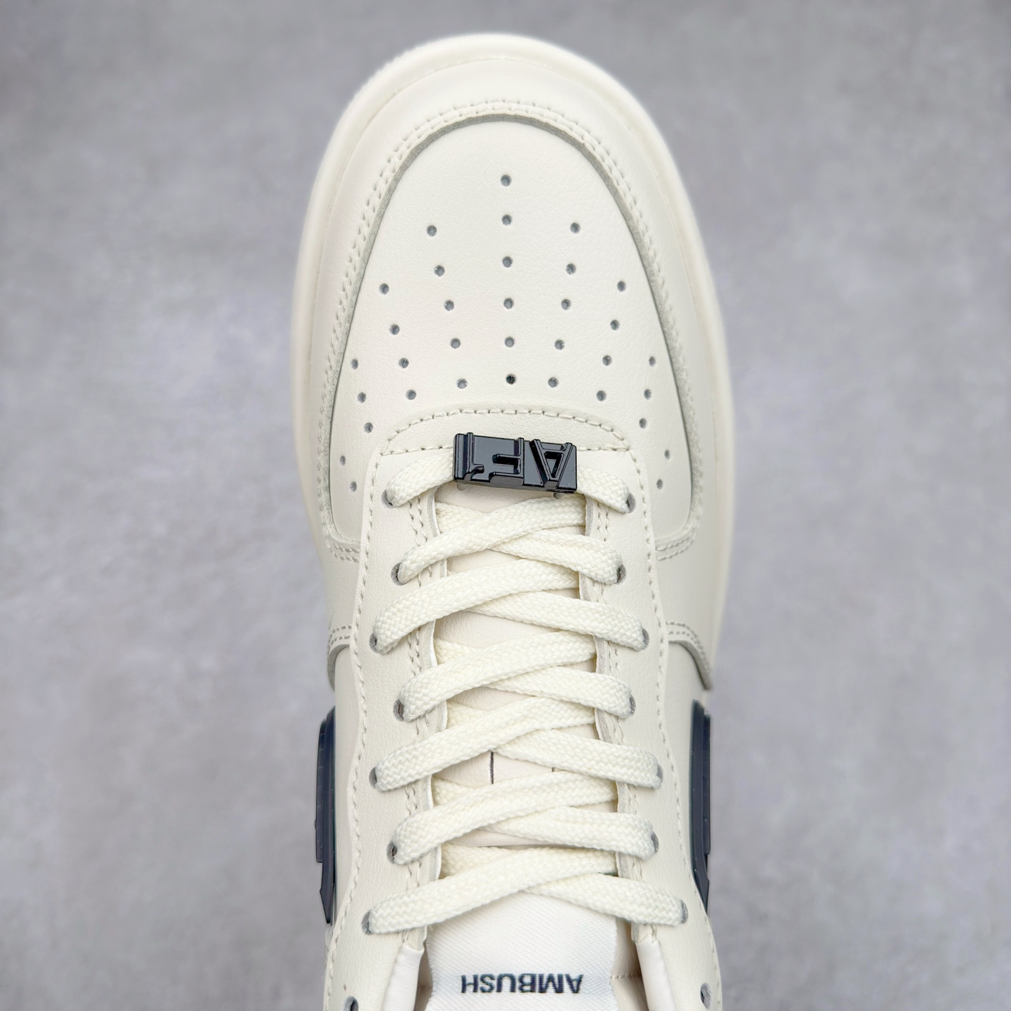 图片[4]-＃TG福利特价 AMBUSH x NK Air Force 1 Low 空军一号宽底版系列低帮百搭休闲运动板鞋 联名大钩 DV3464 在 Yoon Ahn 的职权范围内 AMBUSH 已经确立了自己在日本街头服饰生态系统中的主要地位 同时通过 Air Adjust Force 和一系列 Dunks 的合作帮助 他们最近在美国的东亚印记显着扩大 预计将在这个假期首次亮相 该品牌现在将其人才带入 Air Force 1，这是这两个群体年轻的四年关系中的第一次 除了之前看到的“白/黑”AF1 后者的结构始终采用优质工具 鞋面采用高端滚纹皮革 而 AMBUSH 品牌的鞋跟夹和加长的摩托车尾管 Swooshes 为下面所示的包覆设计注入了个性 相对于标志性的“三重黑”美学 深黑色产品享有上述色调的完全色调处理 除了它的中足格纹和上鞋舌品牌 它用清爽的白色细节和镀铬杜布拉斯照亮了漆黑的整体 “皇家蓝”锚定了从鞋垫到第二套服装不间断鞋底单元的所有东西 而与上述相同的装饰 – 包括鞋跟标签 – 以名义上的黄色阴影结束 尺码：36 36.5 37.5 38 38.5 39 40 40.5 41 42 42.5 43 44 44.5 45-选品中心