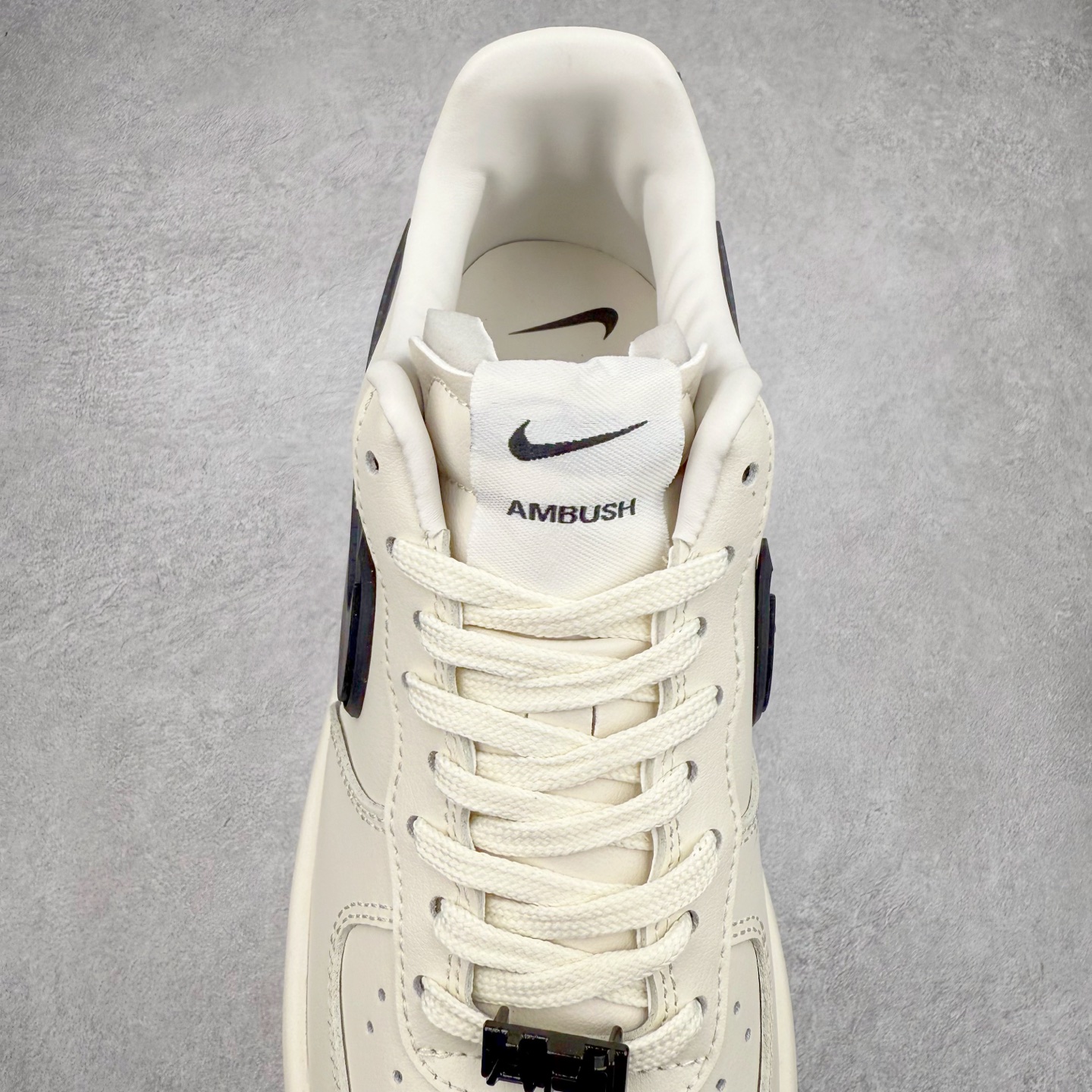 图片[5]-＃TG福利特价 AMBUSH x NK Air Force 1 Low 空军一号宽底版系列低帮百搭休闲运动板鞋 联名大钩 DV3464 在 Yoon Ahn 的职权范围内 AMBUSH 已经确立了自己在日本街头服饰生态系统中的主要地位 同时通过 Air Adjust Force 和一系列 Dunks 的合作帮助 他们最近在美国的东亚印记显着扩大 预计将在这个假期首次亮相 该品牌现在将其人才带入 Air Force 1，这是这两个群体年轻的四年关系中的第一次 除了之前看到的“白/黑”AF1 后者的结构始终采用优质工具 鞋面采用高端滚纹皮革 而 AMBUSH 品牌的鞋跟夹和加长的摩托车尾管 Swooshes 为下面所示的包覆设计注入了个性 相对于标志性的“三重黑”美学 深黑色产品享有上述色调的完全色调处理 除了它的中足格纹和上鞋舌品牌 它用清爽的白色细节和镀铬杜布拉斯照亮了漆黑的整体 “皇家蓝”锚定了从鞋垫到第二套服装不间断鞋底单元的所有东西 而与上述相同的装饰 – 包括鞋跟标签 – 以名义上的黄色阴影结束 尺码：36 36.5 37.5 38 38.5 39 40 40.5 41 42 42.5 43 44 44.5 45-选品中心