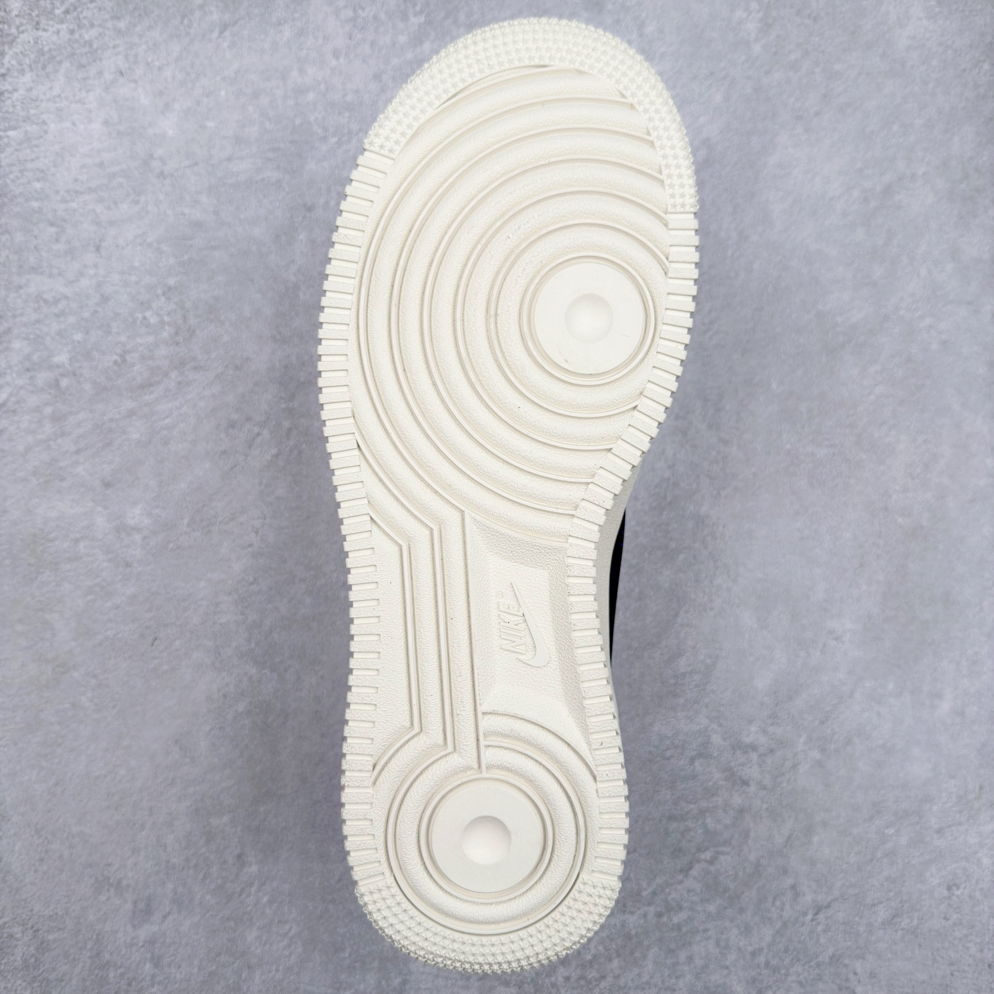 图片[9]-＃TG福利特价 AMBUSH x NK Air Force 1 Low 空军一号宽底版系列低帮百搭休闲运动板鞋 联名大钩 DV3464 在 Yoon Ahn 的职权范围内 AMBUSH 已经确立了自己在日本街头服饰生态系统中的主要地位 同时通过 Air Adjust Force 和一系列 Dunks 的合作帮助 他们最近在美国的东亚印记显着扩大 预计将在这个假期首次亮相 该品牌现在将其人才带入 Air Force 1，这是这两个群体年轻的四年关系中的第一次 除了之前看到的“白/黑”AF1 后者的结构始终采用优质工具 鞋面采用高端滚纹皮革 而 AMBUSH 品牌的鞋跟夹和加长的摩托车尾管 Swooshes 为下面所示的包覆设计注入了个性 相对于标志性的“三重黑”美学 深黑色产品享有上述色调的完全色调处理 除了它的中足格纹和上鞋舌品牌 它用清爽的白色细节和镀铬杜布拉斯照亮了漆黑的整体 “皇家蓝”锚定了从鞋垫到第二套服装不间断鞋底单元的所有东西 而与上述相同的装饰 – 包括鞋跟标签 – 以名义上的黄色阴影结束 尺码：36 36.5 37.5 38 38.5 39 40 40.5 41 42 42.5 43 44 44.5 45-选品中心