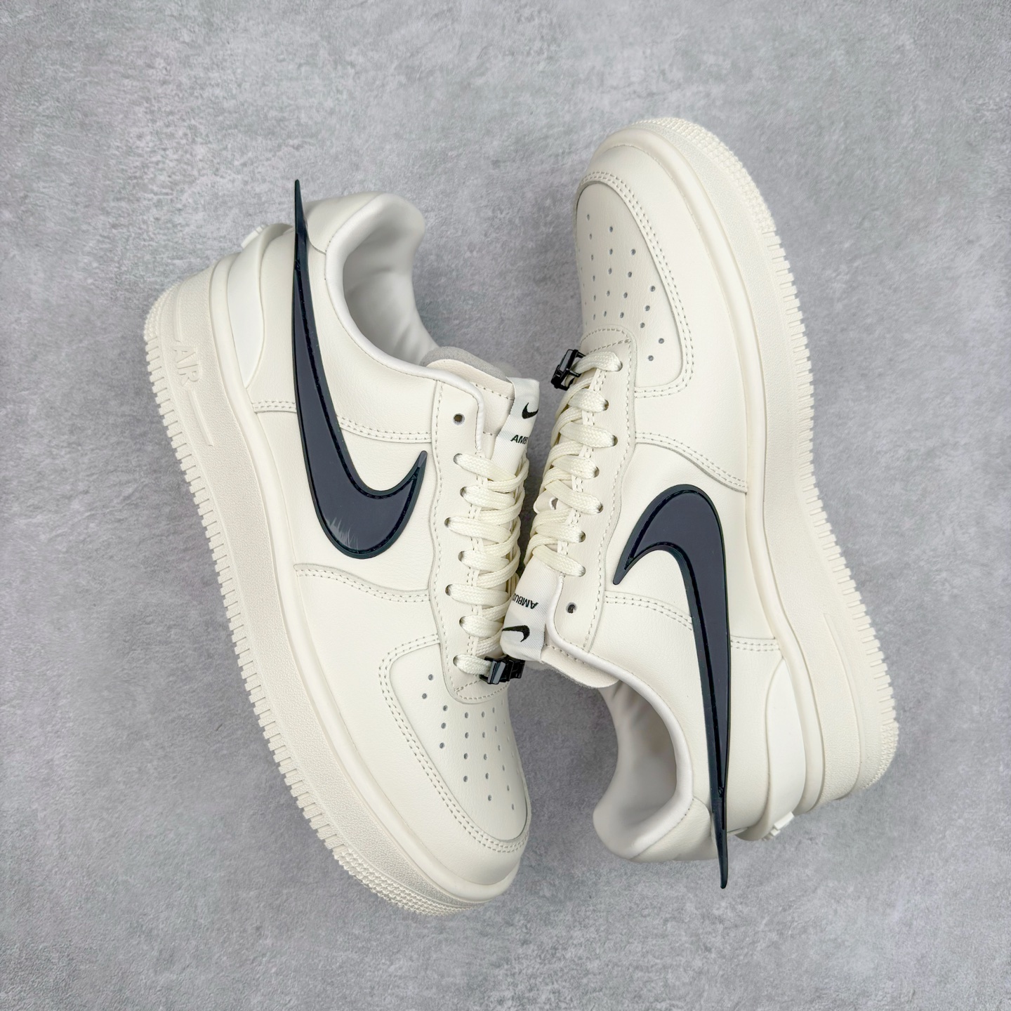 图片[3]-＃TG福利特价 AMBUSH x NK Air Force 1 Low 空军一号宽底版系列低帮百搭休闲运动板鞋 联名大钩 DV3464 在 Yoon Ahn 的职权范围内 AMBUSH 已经确立了自己在日本街头服饰生态系统中的主要地位 同时通过 Air Adjust Force 和一系列 Dunks 的合作帮助 他们最近在美国的东亚印记显着扩大 预计将在这个假期首次亮相 该品牌现在将其人才带入 Air Force 1，这是这两个群体年轻的四年关系中的第一次 除了之前看到的“白/黑”AF1 后者的结构始终采用优质工具 鞋面采用高端滚纹皮革 而 AMBUSH 品牌的鞋跟夹和加长的摩托车尾管 Swooshes 为下面所示的包覆设计注入了个性 相对于标志性的“三重黑”美学 深黑色产品享有上述色调的完全色调处理 除了它的中足格纹和上鞋舌品牌 它用清爽的白色细节和镀铬杜布拉斯照亮了漆黑的整体 “皇家蓝”锚定了从鞋垫到第二套服装不间断鞋底单元的所有东西 而与上述相同的装饰 – 包括鞋跟标签 – 以名义上的黄色阴影结束 尺码：36 36.5 37.5 38 38.5 39 40 40.5 41 42 42.5 43 44 44.5 45-选品中心