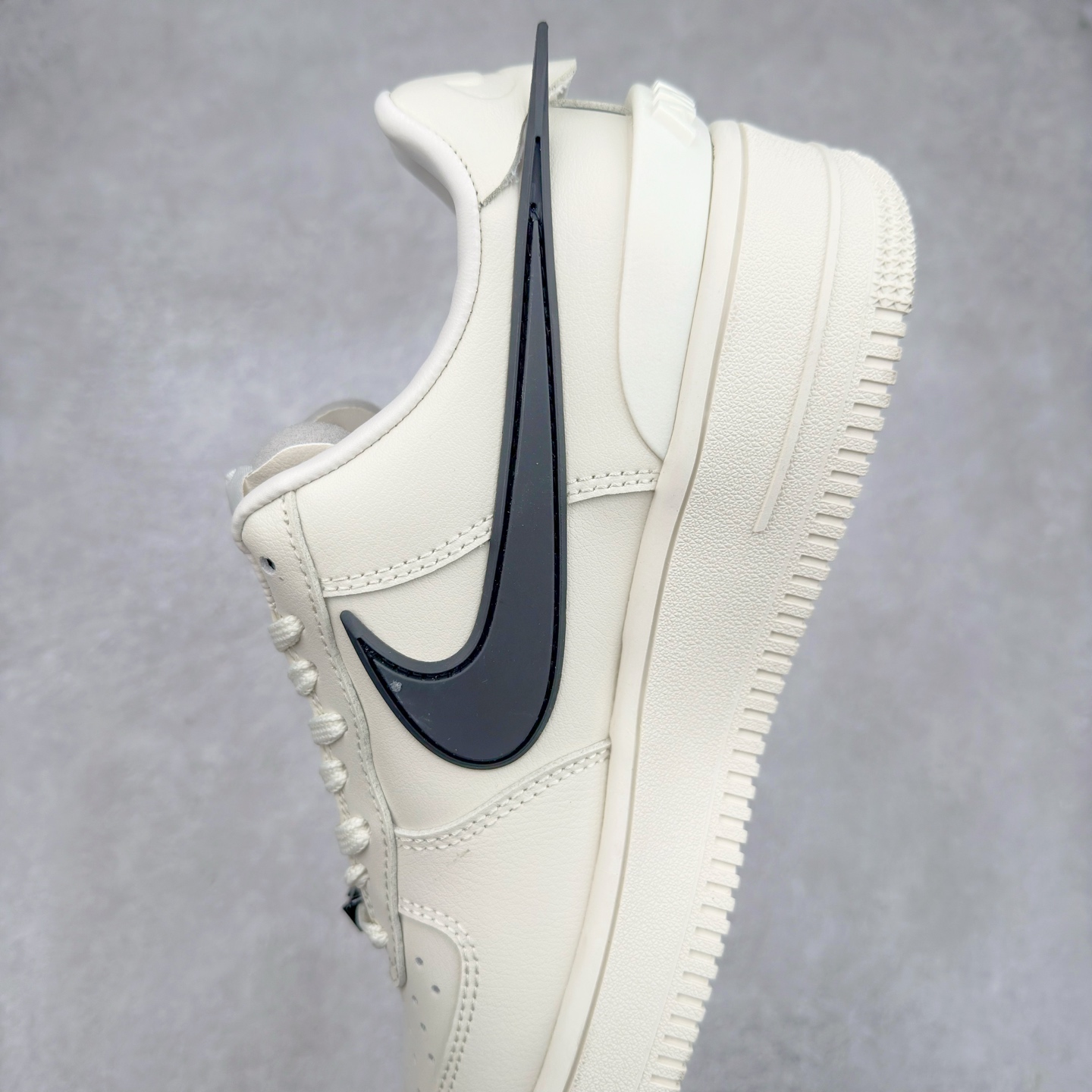 图片[7]-＃TG福利特价 AMBUSH x NK Air Force 1 Low 空军一号宽底版系列低帮百搭休闲运动板鞋 联名大钩 DV3464 在 Yoon Ahn 的职权范围内 AMBUSH 已经确立了自己在日本街头服饰生态系统中的主要地位 同时通过 Air Adjust Force 和一系列 Dunks 的合作帮助 他们最近在美国的东亚印记显着扩大 预计将在这个假期首次亮相 该品牌现在将其人才带入 Air Force 1，这是这两个群体年轻的四年关系中的第一次 除了之前看到的“白/黑”AF1 后者的结构始终采用优质工具 鞋面采用高端滚纹皮革 而 AMBUSH 品牌的鞋跟夹和加长的摩托车尾管 Swooshes 为下面所示的包覆设计注入了个性 相对于标志性的“三重黑”美学 深黑色产品享有上述色调的完全色调处理 除了它的中足格纹和上鞋舌品牌 它用清爽的白色细节和镀铬杜布拉斯照亮了漆黑的整体 “皇家蓝”锚定了从鞋垫到第二套服装不间断鞋底单元的所有东西 而与上述相同的装饰 – 包括鞋跟标签 – 以名义上的黄色阴影结束 尺码：36 36.5 37.5 38 38.5 39 40 40.5 41 42 42.5 43 44 44.5 45-选品中心