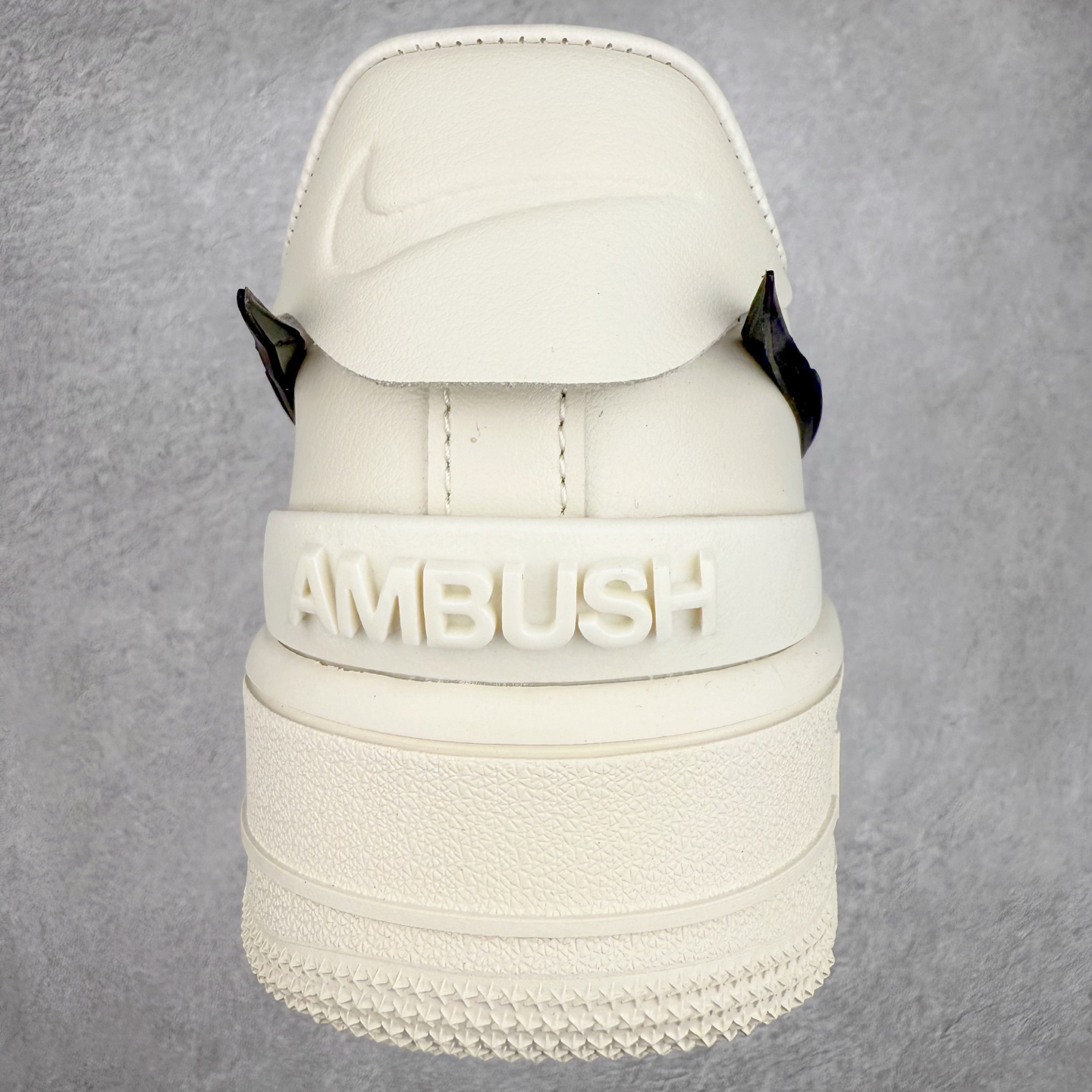 图片[8]-＃TG福利特价 AMBUSH x NK Air Force 1 Low 空军一号宽底版系列低帮百搭休闲运动板鞋 联名大钩 DV3464 在 Yoon Ahn 的职权范围内 AMBUSH 已经确立了自己在日本街头服饰生态系统中的主要地位 同时通过 Air Adjust Force 和一系列 Dunks 的合作帮助 他们最近在美国的东亚印记显着扩大 预计将在这个假期首次亮相 该品牌现在将其人才带入 Air Force 1，这是这两个群体年轻的四年关系中的第一次 除了之前看到的“白/黑”AF1 后者的结构始终采用优质工具 鞋面采用高端滚纹皮革 而 AMBUSH 品牌的鞋跟夹和加长的摩托车尾管 Swooshes 为下面所示的包覆设计注入了个性 相对于标志性的“三重黑”美学 深黑色产品享有上述色调的完全色调处理 除了它的中足格纹和上鞋舌品牌 它用清爽的白色细节和镀铬杜布拉斯照亮了漆黑的整体 “皇家蓝”锚定了从鞋垫到第二套服装不间断鞋底单元的所有东西 而与上述相同的装饰 – 包括鞋跟标签 – 以名义上的黄色阴影结束 尺码：36 36.5 37.5 38 38.5 39 40 40.5 41 42 42.5 43 44 44.5 45-选品中心