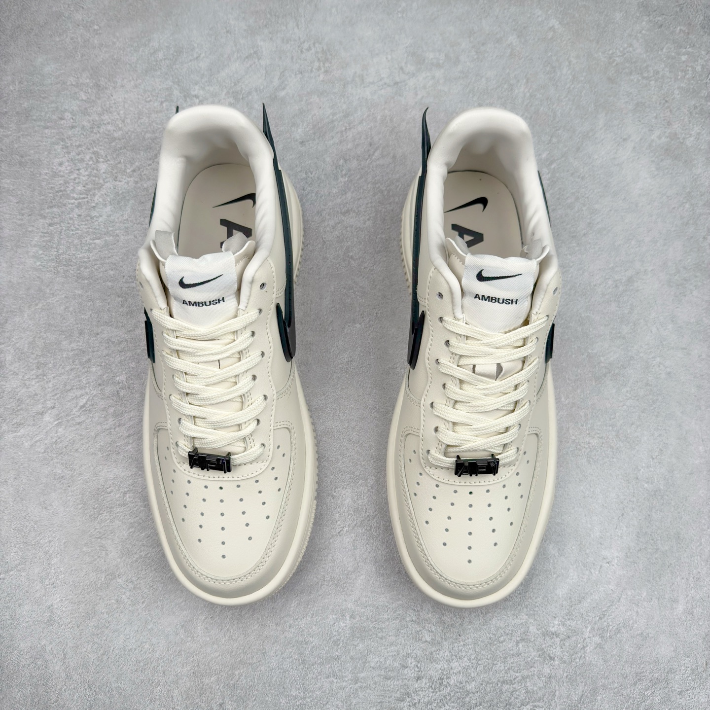 图片[2]-＃TG福利特价 AMBUSH x NK Air Force 1 Low 空军一号宽底版系列低帮百搭休闲运动板鞋 联名大钩 DV3464 在 Yoon Ahn 的职权范围内 AMBUSH 已经确立了自己在日本街头服饰生态系统中的主要地位 同时通过 Air Adjust Force 和一系列 Dunks 的合作帮助 他们最近在美国的东亚印记显着扩大 预计将在这个假期首次亮相 该品牌现在将其人才带入 Air Force 1，这是这两个群体年轻的四年关系中的第一次 除了之前看到的“白/黑”AF1 后者的结构始终采用优质工具 鞋面采用高端滚纹皮革 而 AMBUSH 品牌的鞋跟夹和加长的摩托车尾管 Swooshes 为下面所示的包覆设计注入了个性 相对于标志性的“三重黑”美学 深黑色产品享有上述色调的完全色调处理 除了它的中足格纹和上鞋舌品牌 它用清爽的白色细节和镀铬杜布拉斯照亮了漆黑的整体 “皇家蓝”锚定了从鞋垫到第二套服装不间断鞋底单元的所有东西 而与上述相同的装饰 – 包括鞋跟标签 – 以名义上的黄色阴影结束 尺码：36 36.5 37.5 38 38.5 39 40 40.5 41 42 42.5 43 44 44.5 45-选品中心