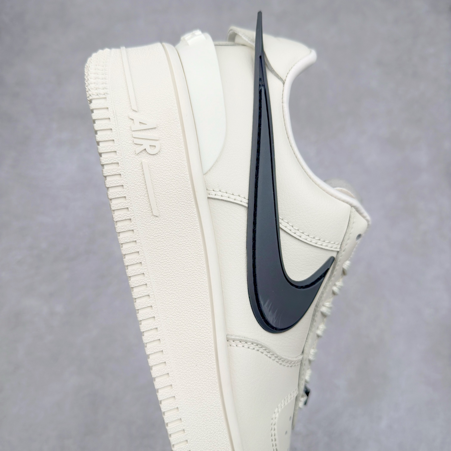 图片[6]-＃TG福利特价 AMBUSH x NK Air Force 1 Low 空军一号宽底版系列低帮百搭休闲运动板鞋 联名大钩 DV3464 在 Yoon Ahn 的职权范围内 AMBUSH 已经确立了自己在日本街头服饰生态系统中的主要地位 同时通过 Air Adjust Force 和一系列 Dunks 的合作帮助 他们最近在美国的东亚印记显着扩大 预计将在这个假期首次亮相 该品牌现在将其人才带入 Air Force 1，这是这两个群体年轻的四年关系中的第一次 除了之前看到的“白/黑”AF1 后者的结构始终采用优质工具 鞋面采用高端滚纹皮革 而 AMBUSH 品牌的鞋跟夹和加长的摩托车尾管 Swooshes 为下面所示的包覆设计注入了个性 相对于标志性的“三重黑”美学 深黑色产品享有上述色调的完全色调处理 除了它的中足格纹和上鞋舌品牌 它用清爽的白色细节和镀铬杜布拉斯照亮了漆黑的整体 “皇家蓝”锚定了从鞋垫到第二套服装不间断鞋底单元的所有东西 而与上述相同的装饰 – 包括鞋跟标签 – 以名义上的黄色阴影结束 尺码：36 36.5 37.5 38 38.5 39 40 40.5 41 42 42.5 43 44 44.5 45-选品中心