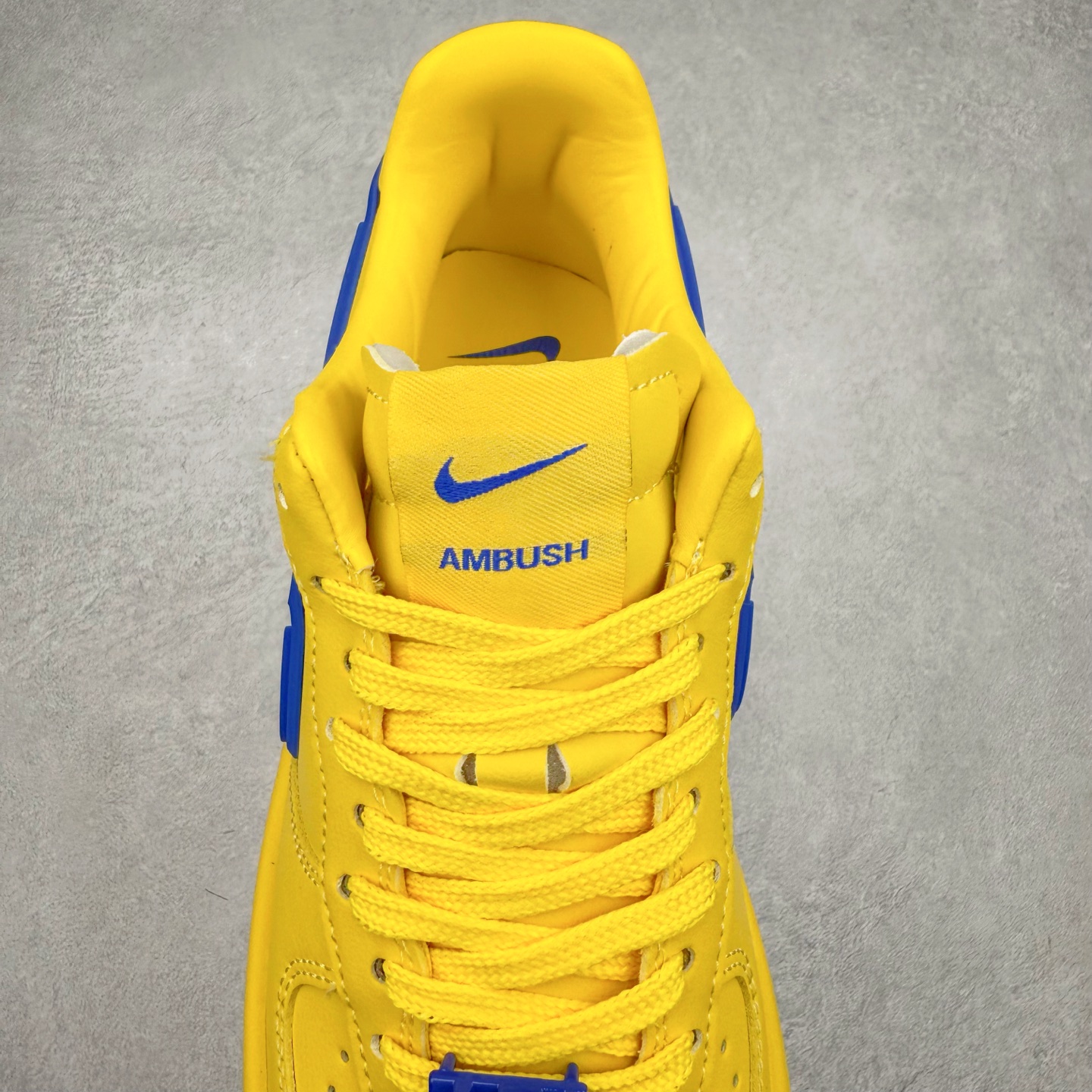 图片[5]-＃TG福利特价 AMBUSH x NK Air Force 1 Low 空军一号宽底版系列低帮百搭休闲运动板鞋 联名大钩 DV3464 在 Yoon Ahn 的职权范围内 AMBUSH 已经确立了自己在日本街头服饰生态系统中的主要地位 同时通过 Air Adjust Force 和一系列 Dunks 的合作帮助 他们最近在美国的东亚印记显着扩大 预计将在这个假期首次亮相 该品牌现在将其人才带入 Air Force 1，这是这两个群体年轻的四年关系中的第一次 除了之前看到的“白/黑”AF1 后者的结构始终采用优质工具 鞋面采用高端滚纹皮革 而 AMBUSH 品牌的鞋跟夹和加长的摩托车尾管 Swooshes 为下面所示的包覆设计注入了个性 相对于标志性的“三重黑”美学 深黑色产品享有上述色调的完全色调处理 除了它的中足格纹和上鞋舌品牌 它用清爽的白色细节和镀铬杜布拉斯照亮了漆黑的整体 “皇家蓝”锚定了从鞋垫到第二套服装不间断鞋底单元的所有东西 而与上述相同的装饰 – 包括鞋跟标签 – 以名义上的黄色阴影结束 尺码：36 36.5 37.5 38 38.5 39 40 40.5 41 42 42.5 43 44 44.5 45-选品中心